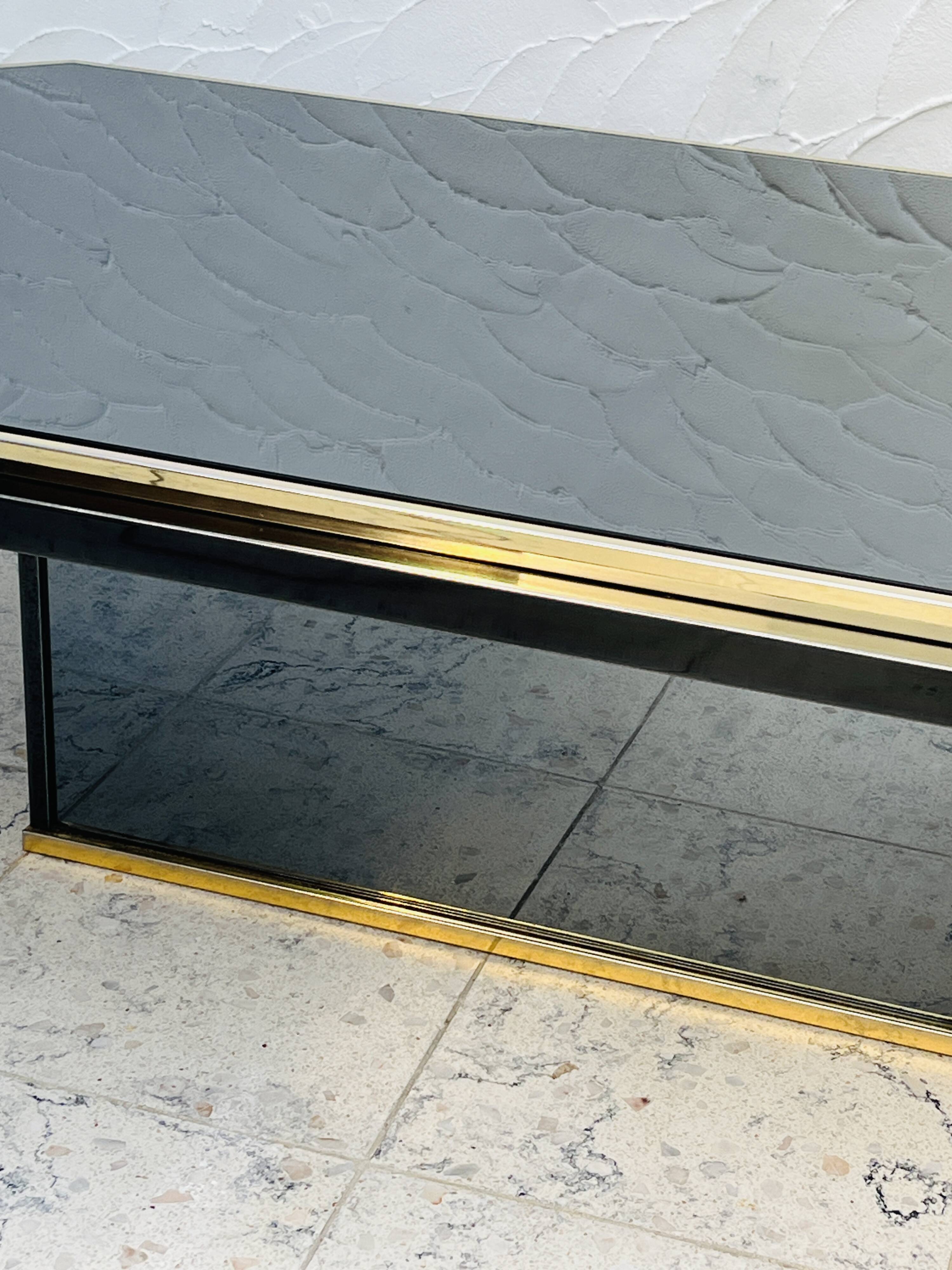 Table basse bicolore en laiton et miroir noir par Fedam
