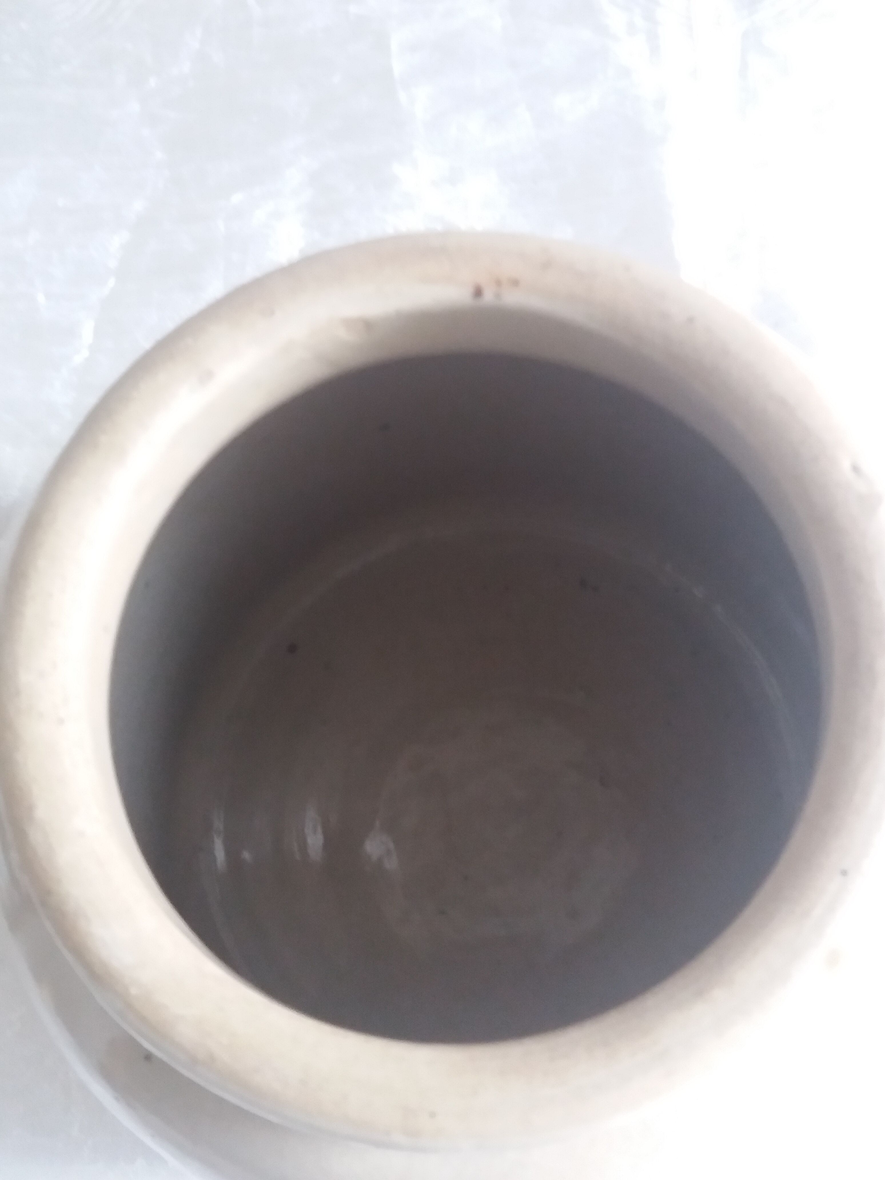 Light grey sandstone pot