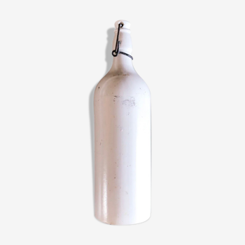Bottle in glazed white sandstone