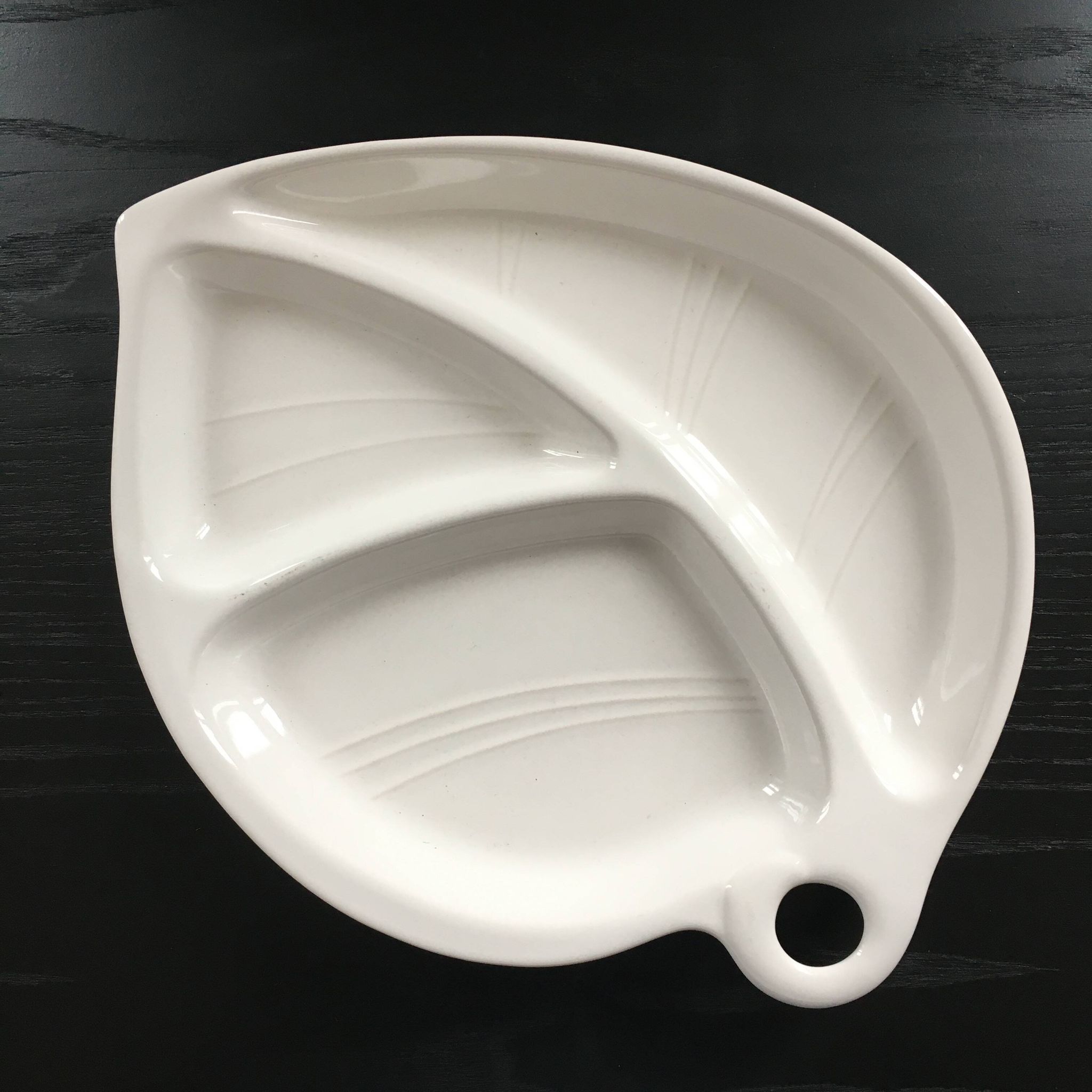 Plat feuille  en faïence blanche