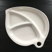 Plat feuille  en faïence blanche