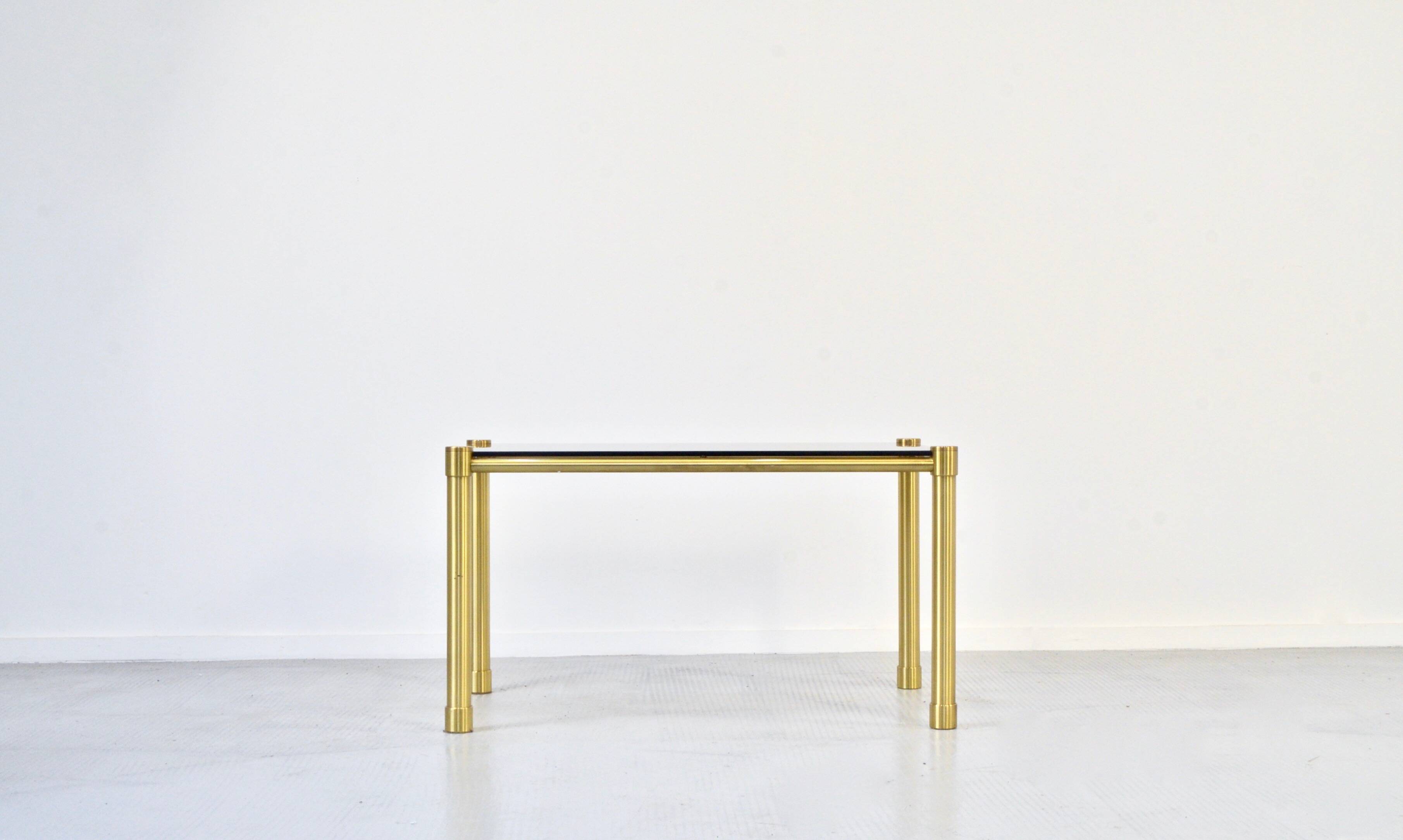 Table basse italienne du milieu du siècle en laiton tubulaire et verre fumé. Rétro.