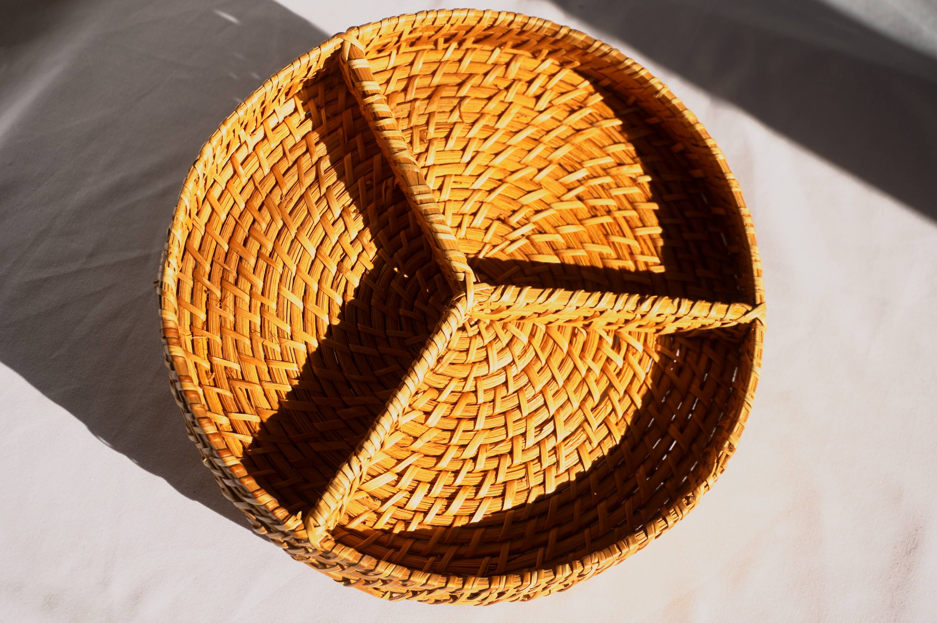 Compartment dish for appetizers, made of porcelain with a wicker support.