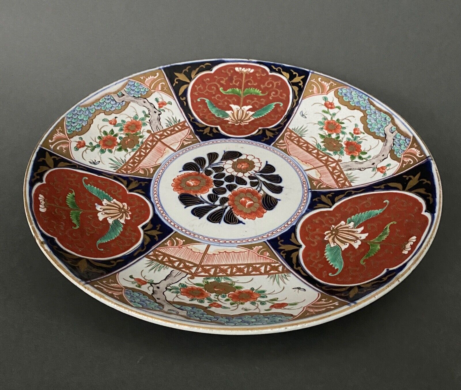Large porcelain dish of Imari XIXth floral decoration