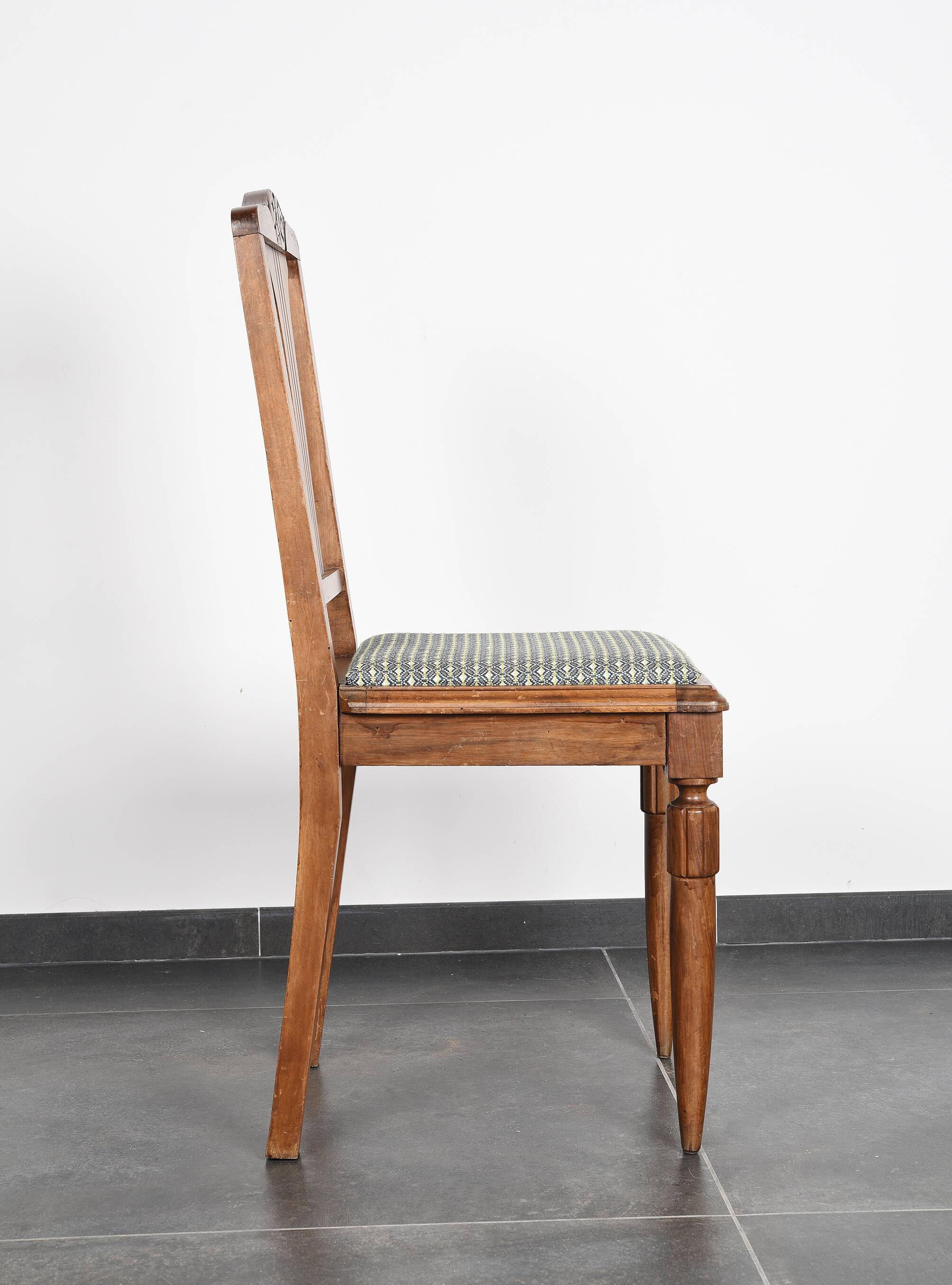 Set of 4 Art Deco chairs in carved wood.