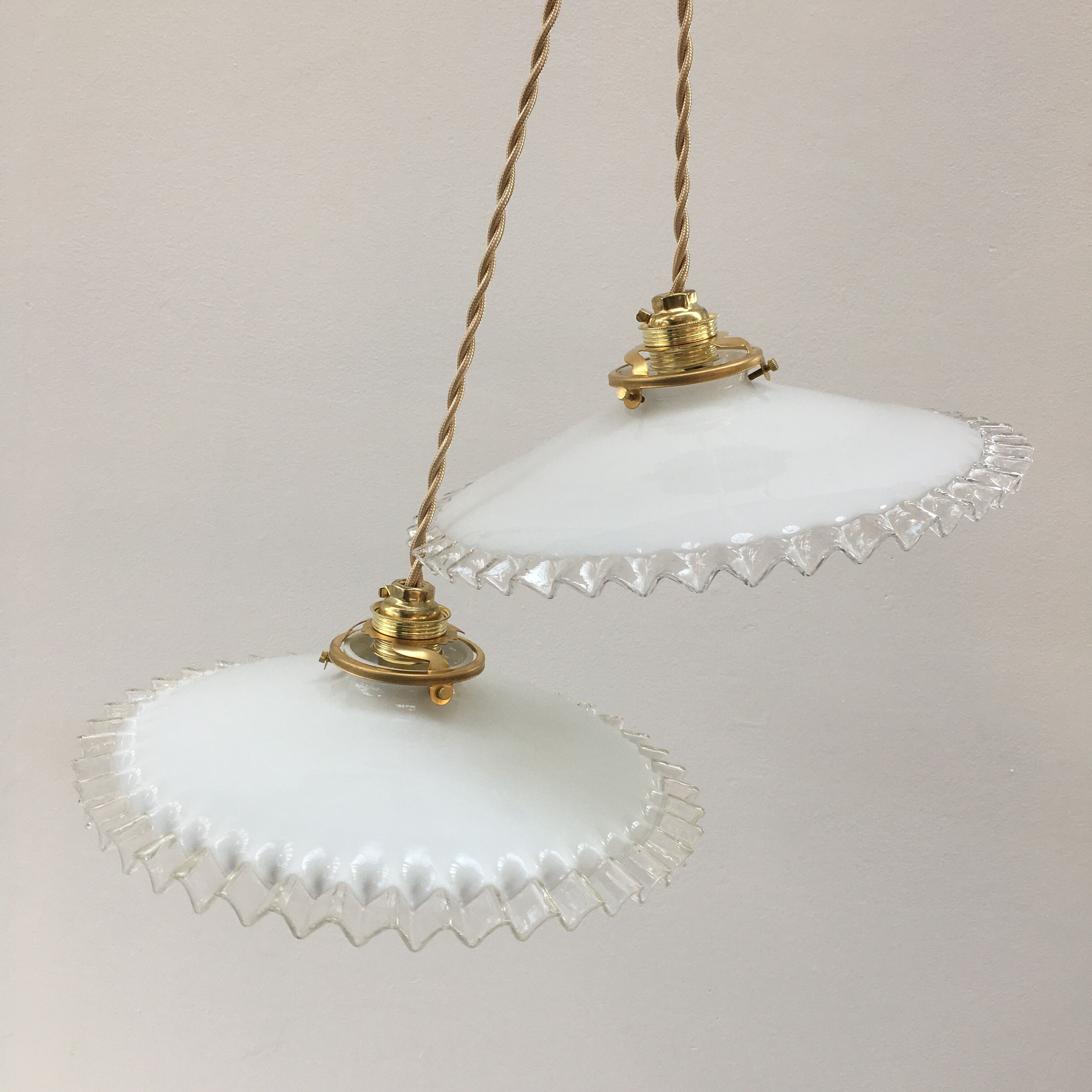 Paire de suspensions en opaline blanche et bords dentelés transparents