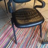 Deux fauteuils cuir noir
