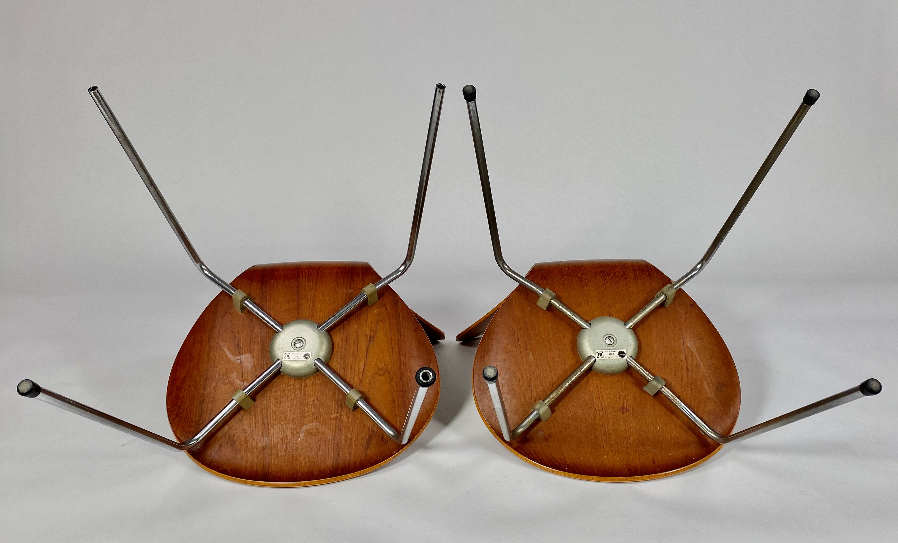 Pair of teak chairs, Arne Jocobsen 6O series No. 7.