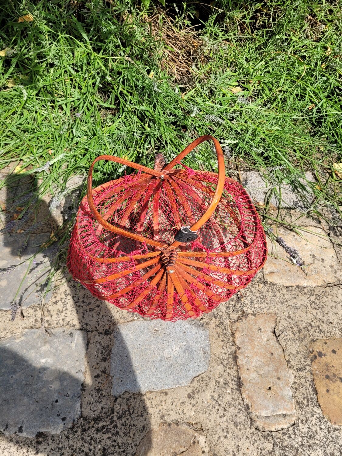 Vintage red folding basket, 70s - rattan and mesh.