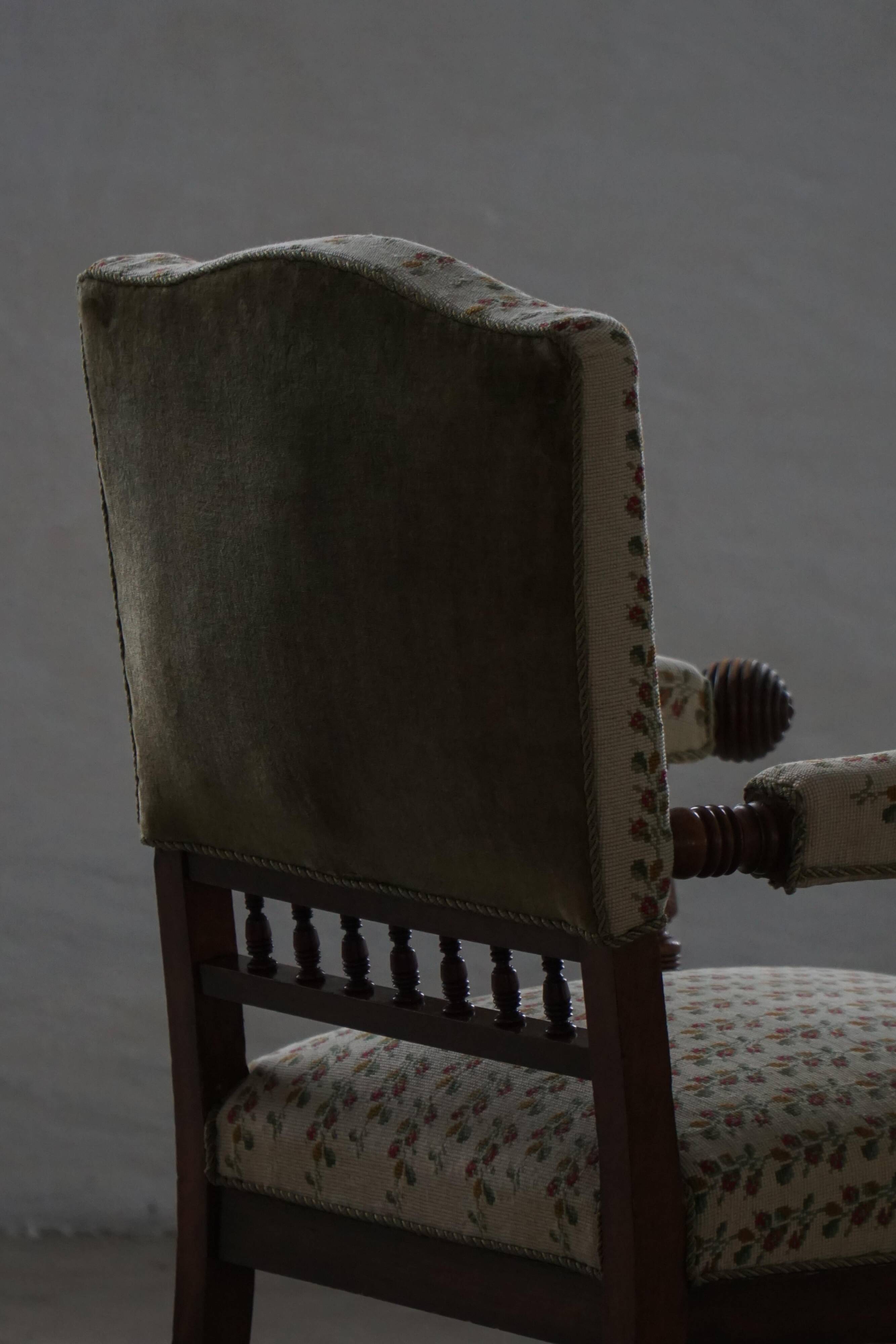 Fauteuil danois moderne en bois tourné avec tissu floral, début du XXe siècle