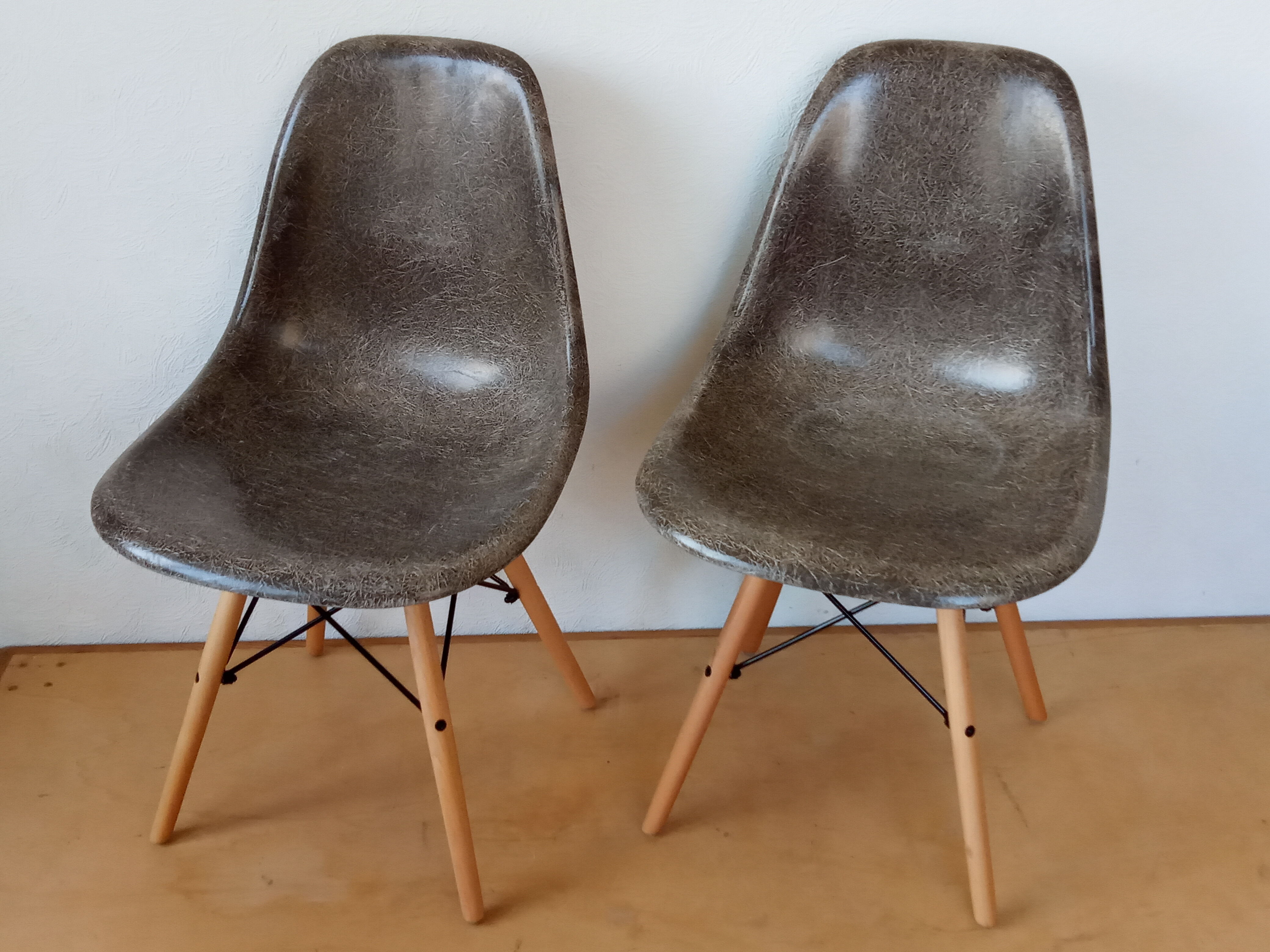 Eames DSW Fiberglass Chair