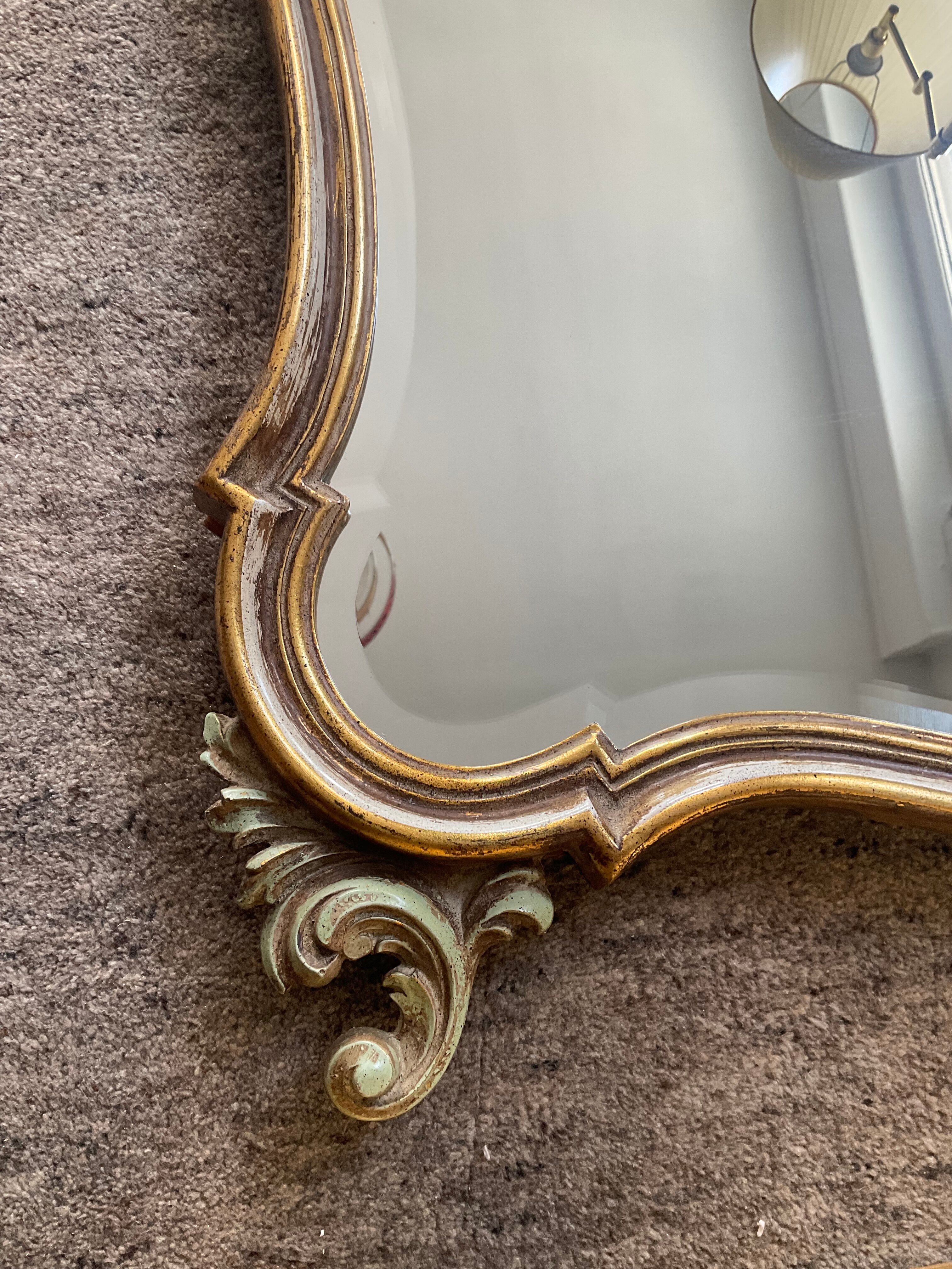 Ancien miroir et console murale en bois sculpté