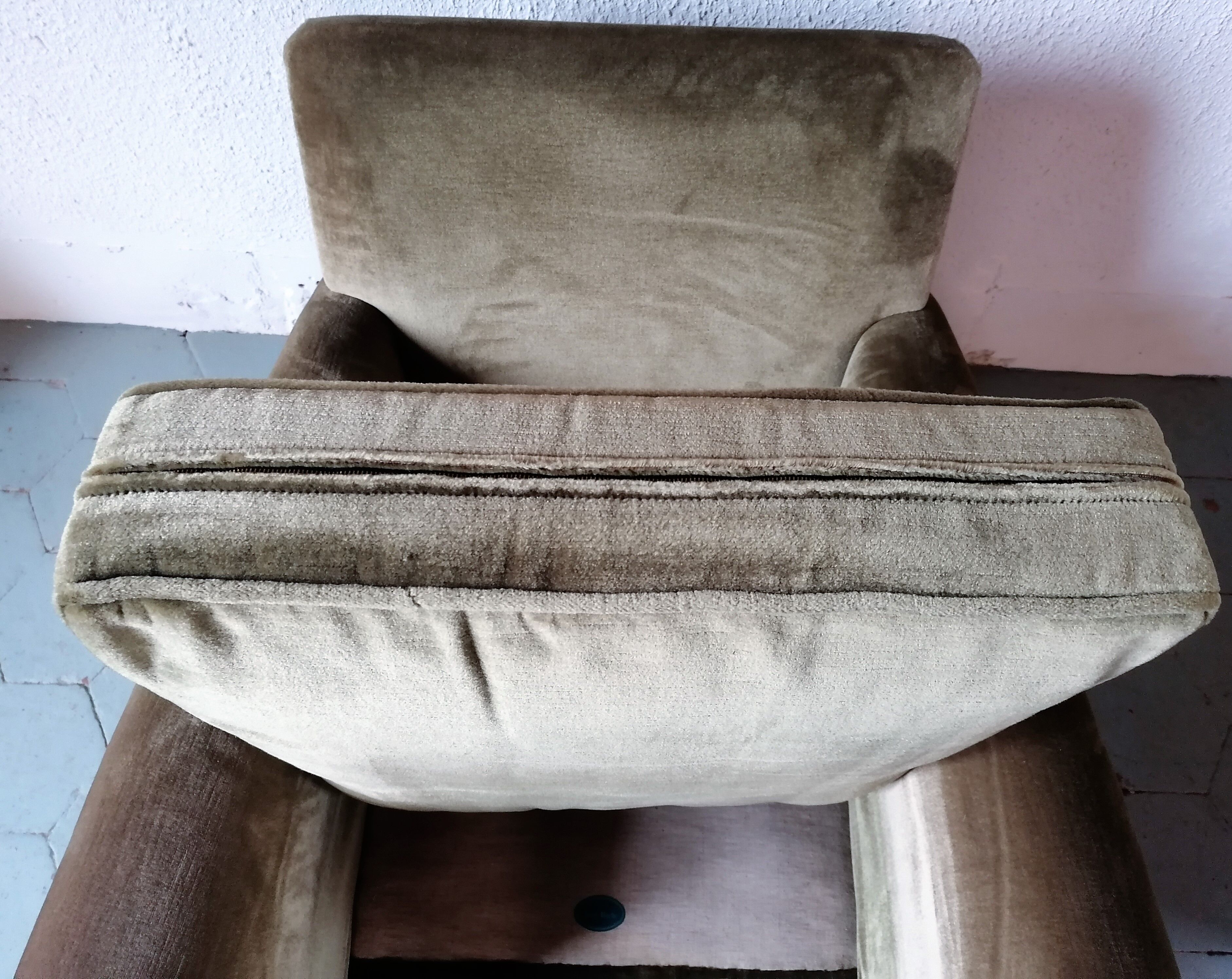 Paire de fauteuils en velours "Jean Roche "