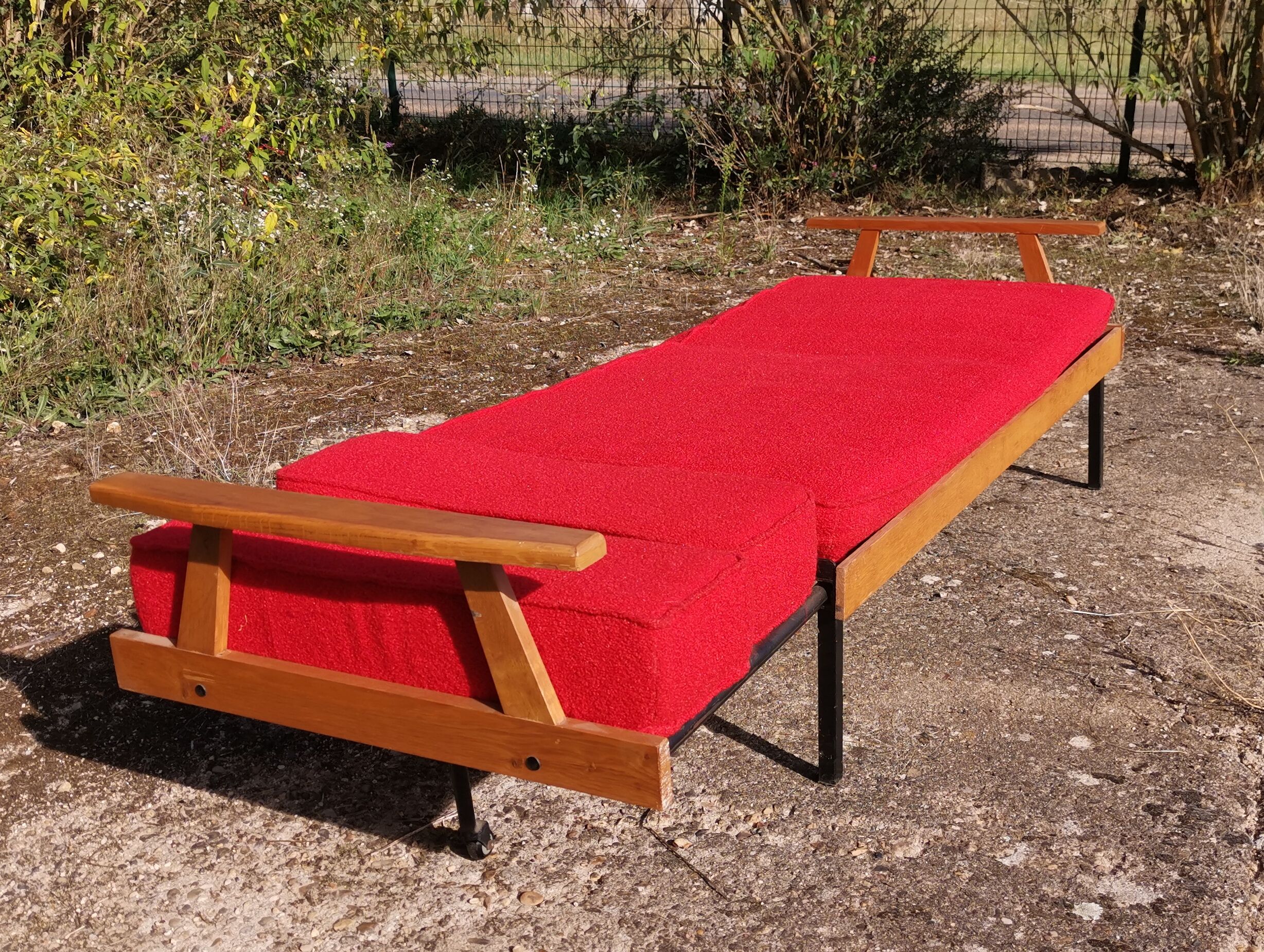 Vintage stretch scandinavian daybed