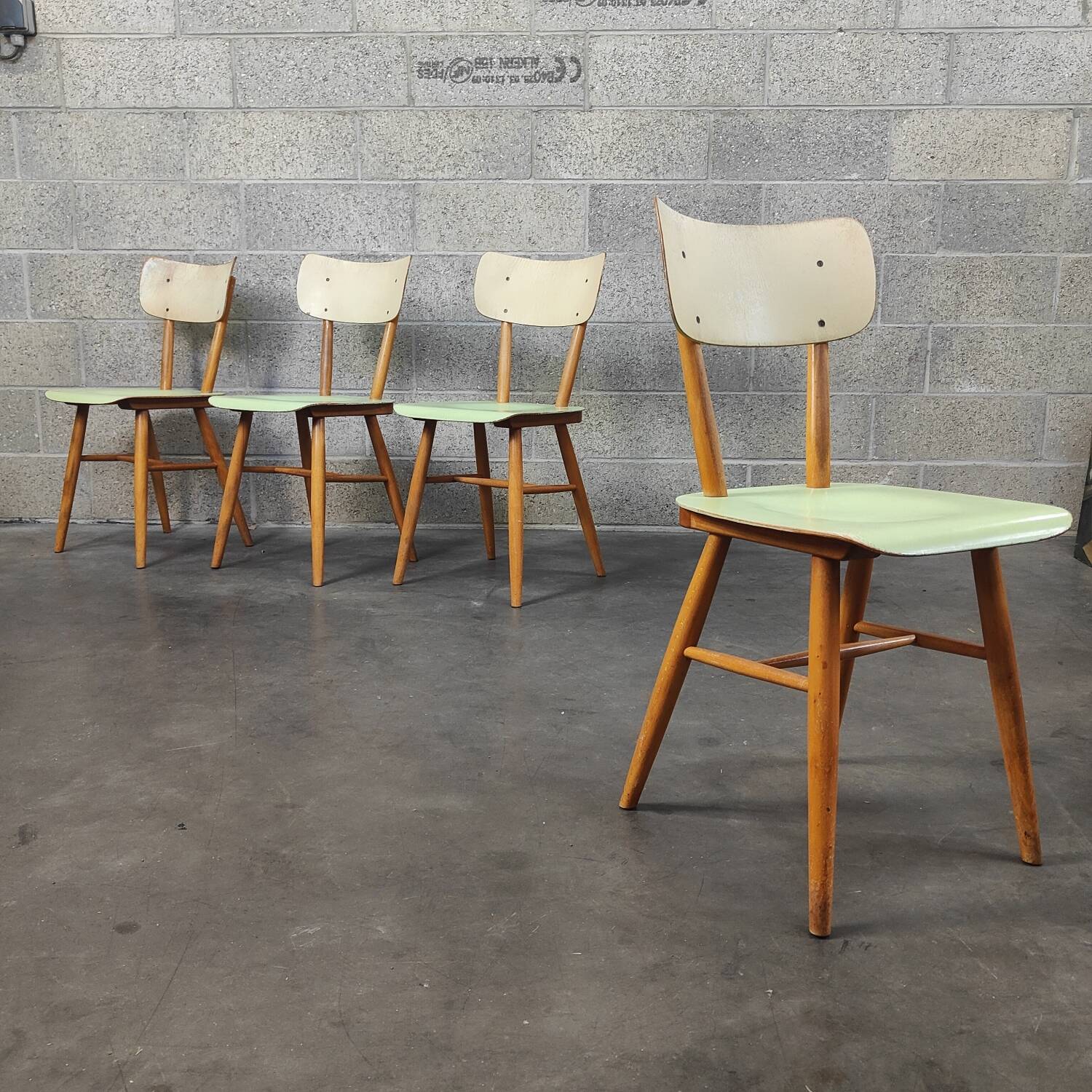 Lot de 4 chaises TON en bois , vert pastel et crème 1960