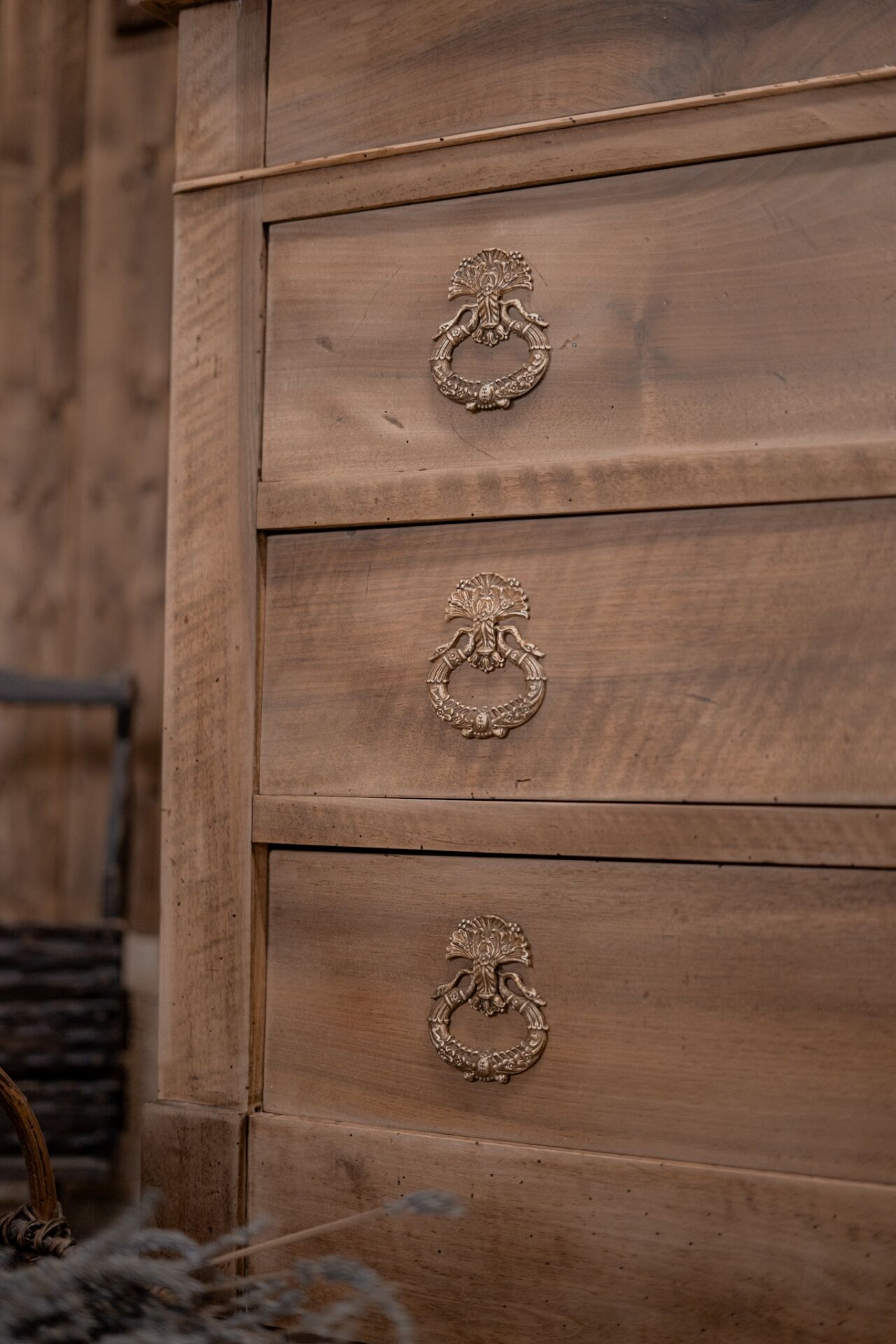 Commode en noyer massif