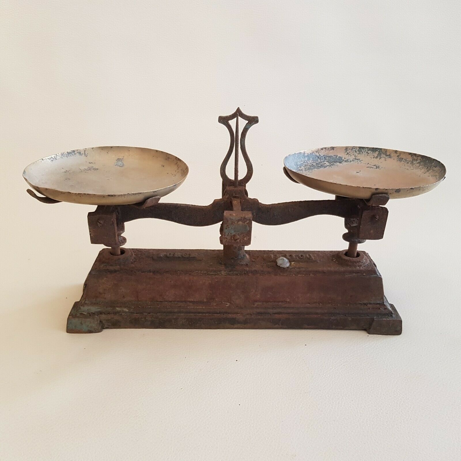 Old small scale in cast iron and copper