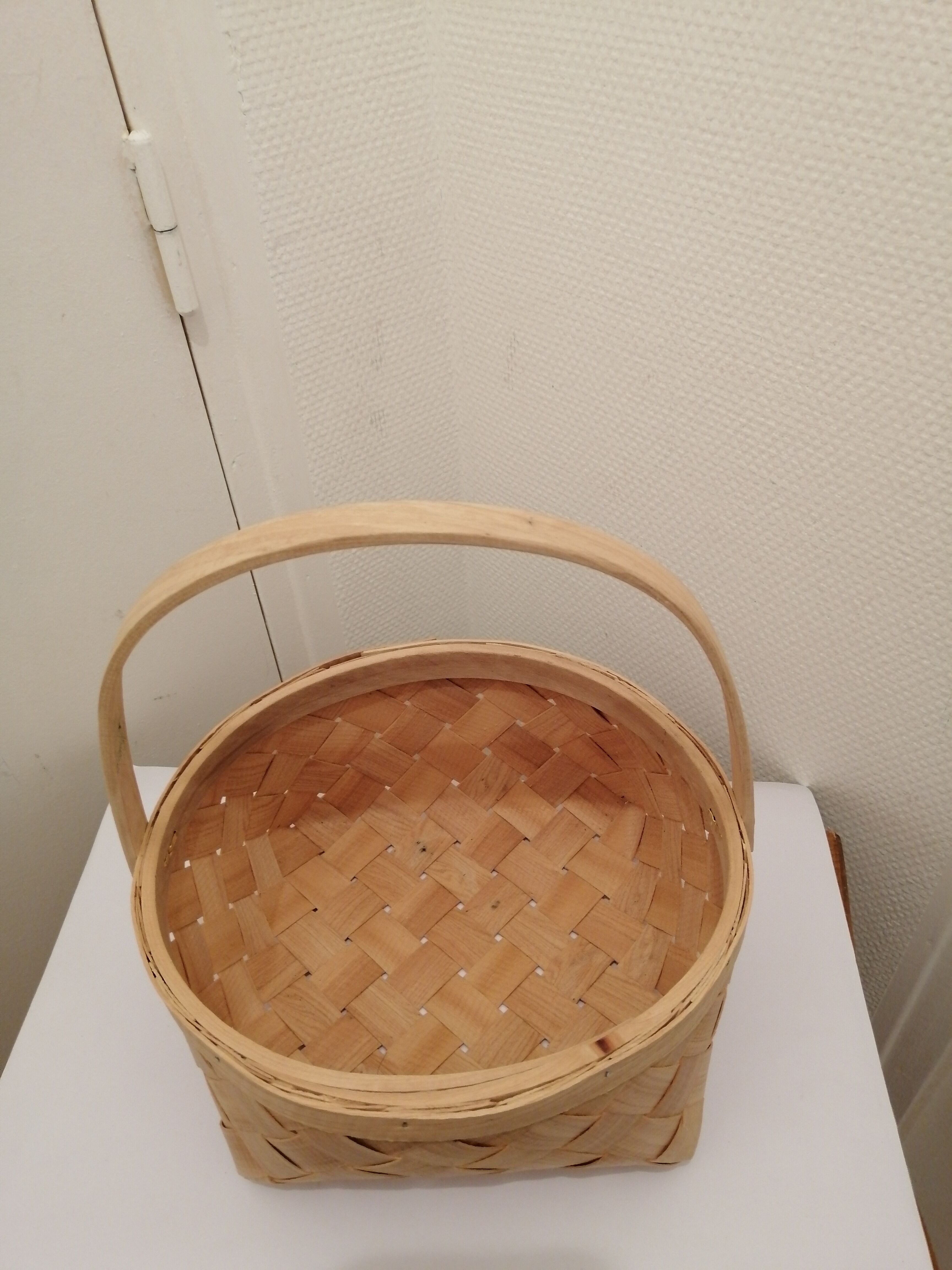 Wooden basket with slats