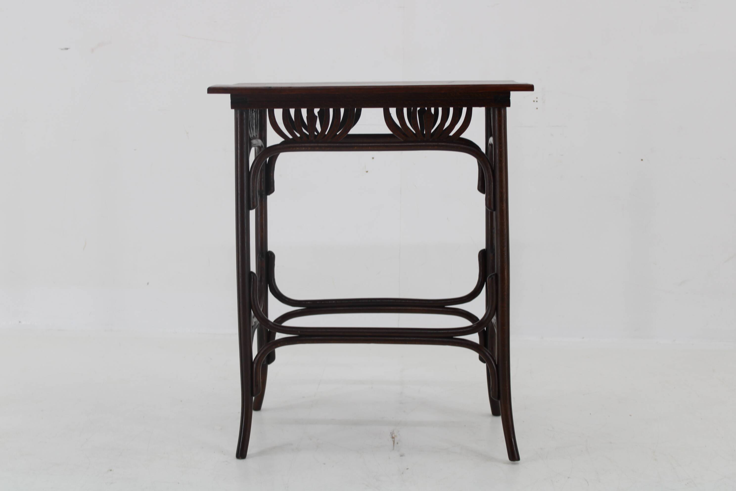 Art Nouveau Table Fischel No. 10, circa 1910, Thonet Style