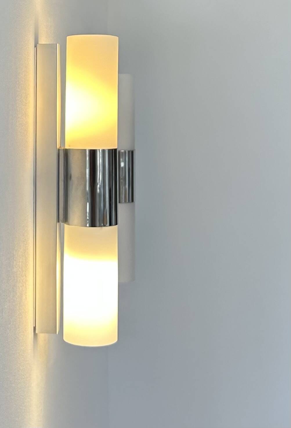 Paire d’appliques vintage, chrome et opaline, France 1970