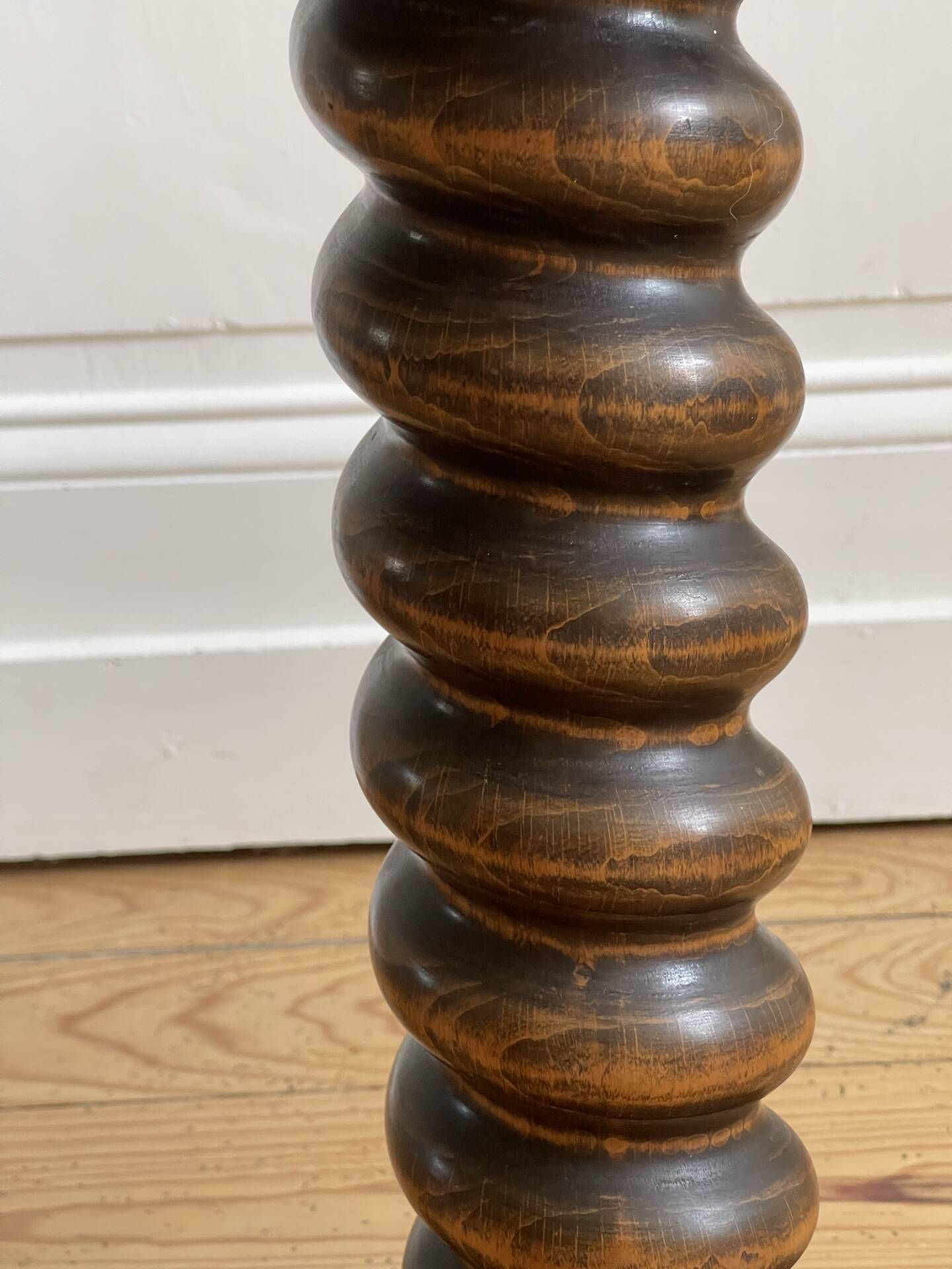 Table d’appoint en bois tourné