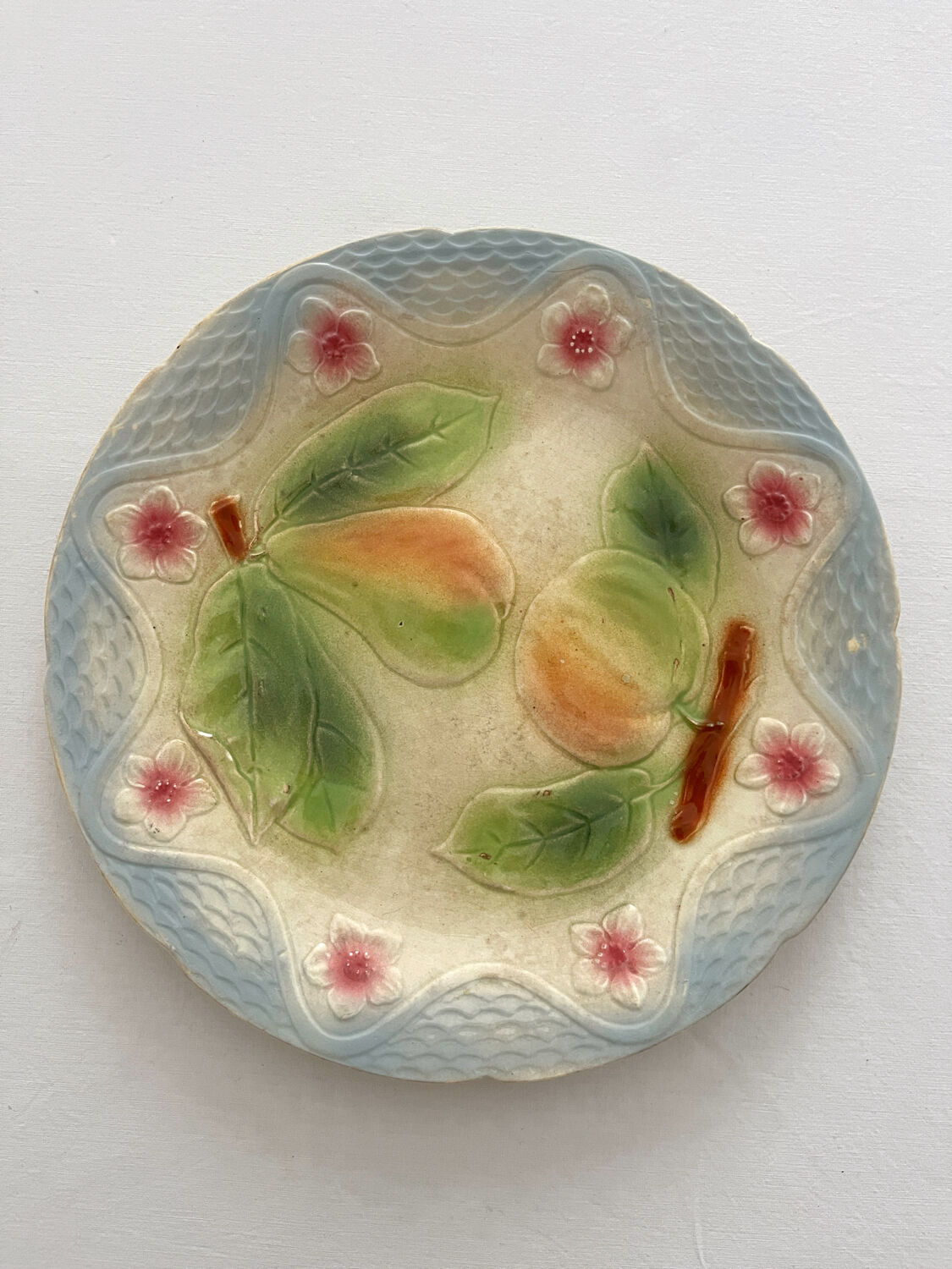 Assiette ancienne en barbotine pomme poire
