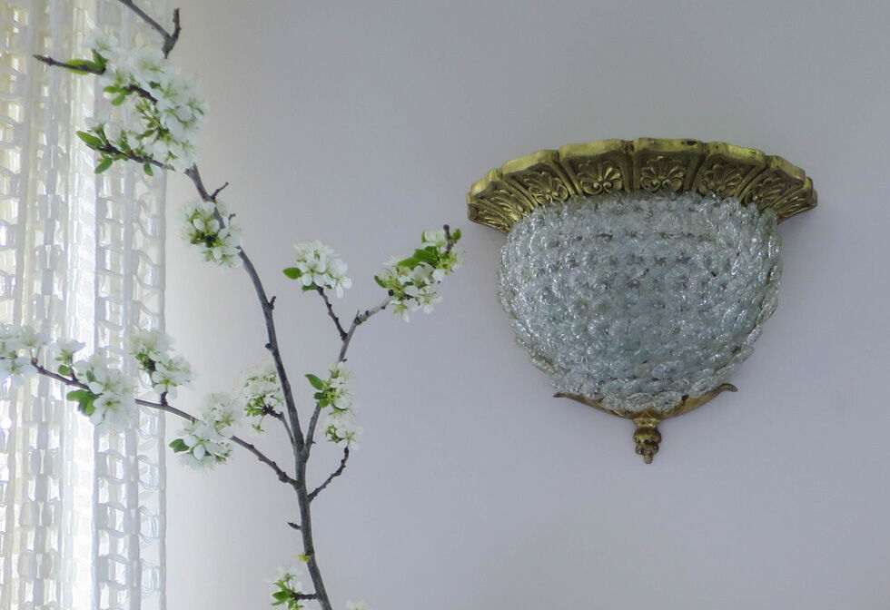 Brass flower wall light