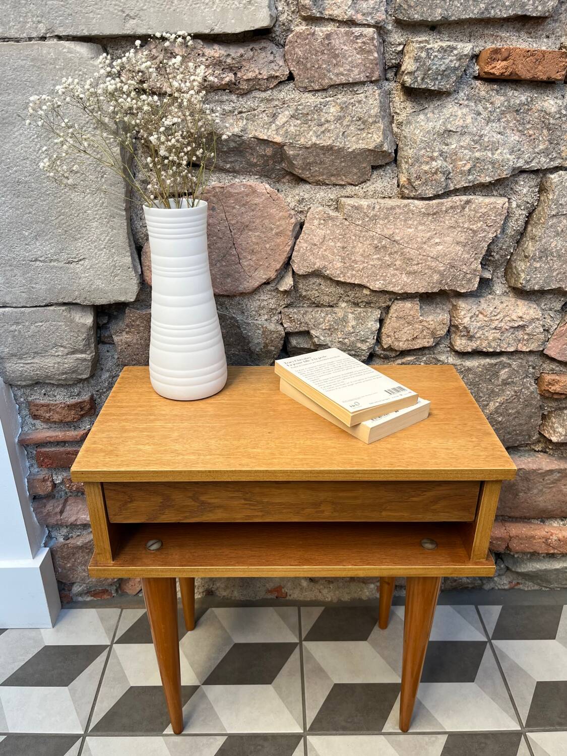 Spindle-legged bedside table from the 60s/70s.