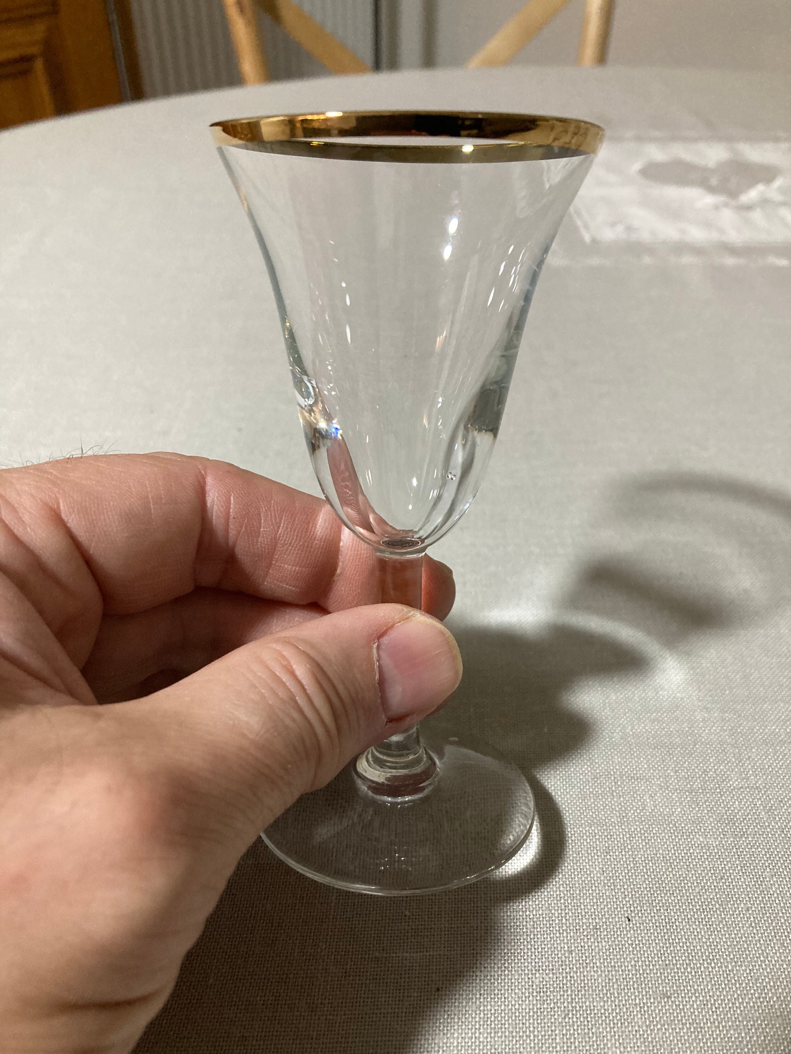 4 verres à pied à apéritif à liseré doré en verre soufflé