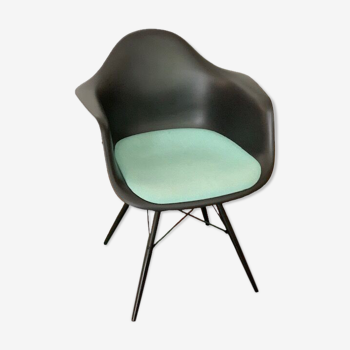 Armchair DAW by Charles & Ray Eames, Vitra edition