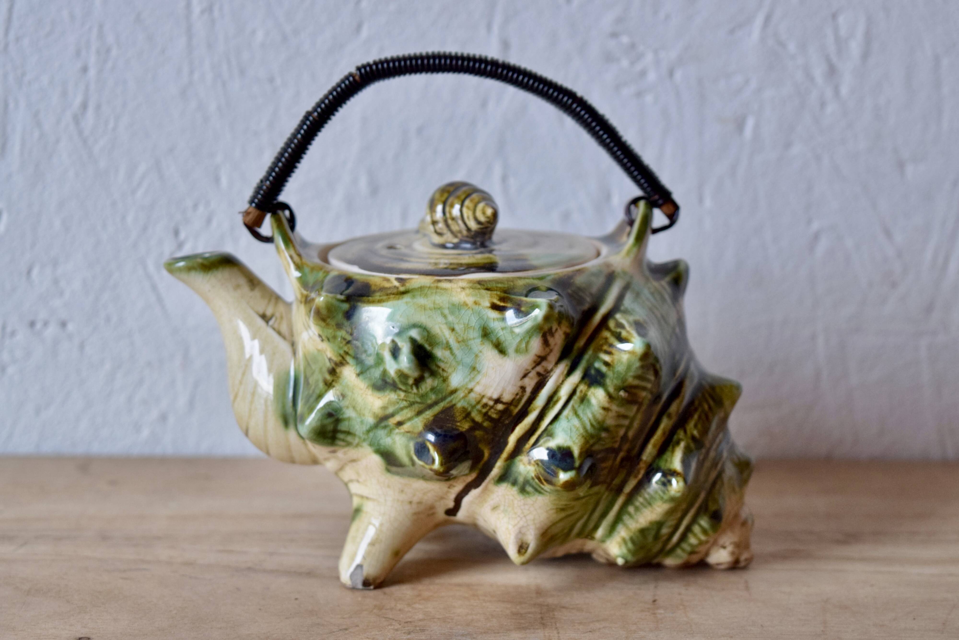 Vintage tea service in glazed ceramic - shape of conchs or shells