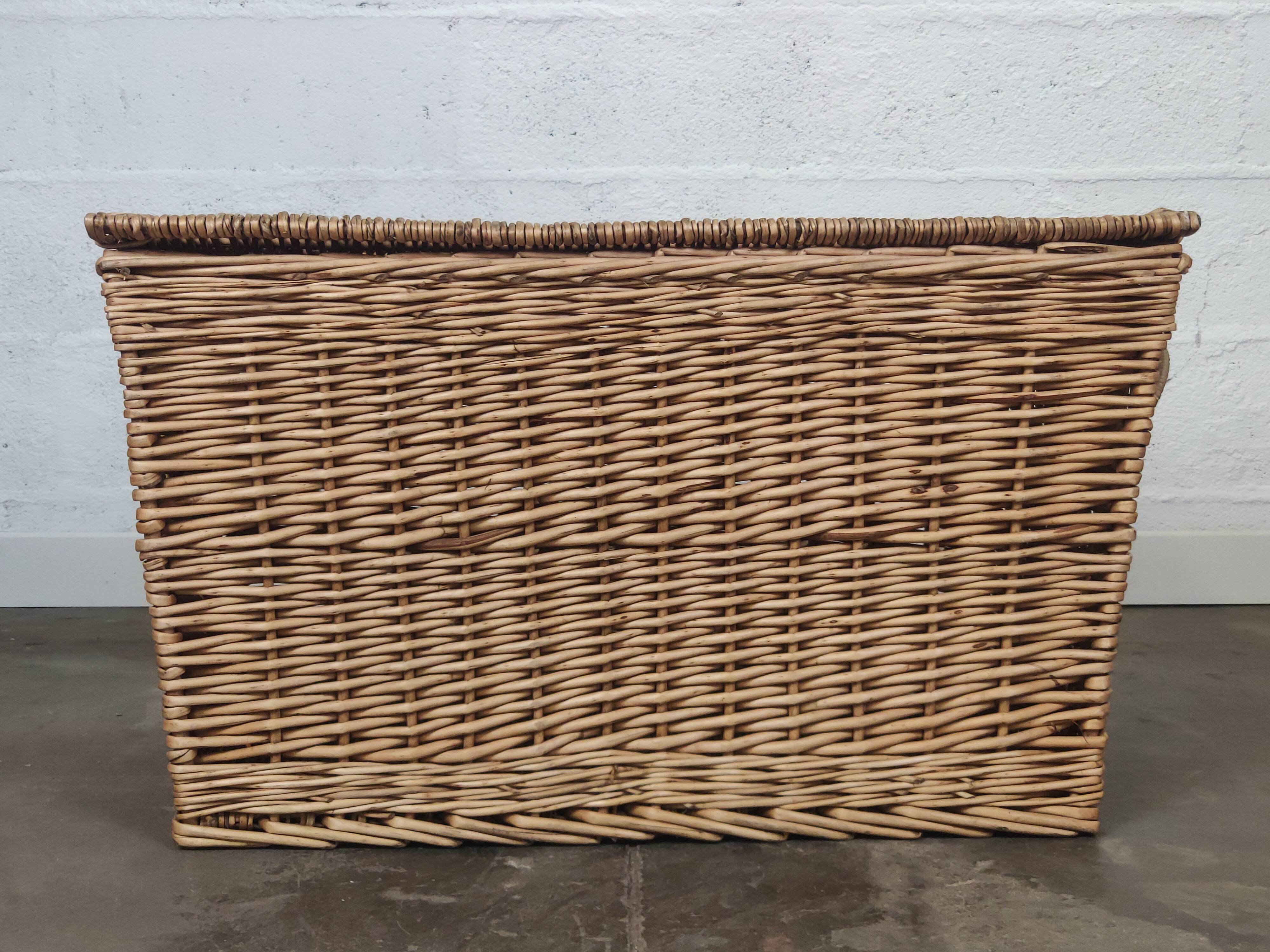 Coffre en osier tressé vintage