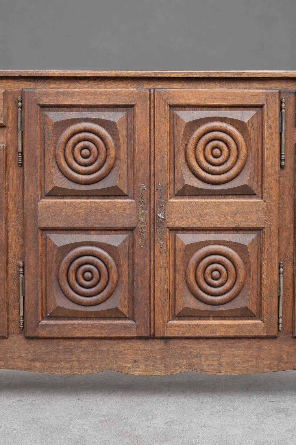 Sideboard or buffet in the Dudouyt style, made of solid oak wood.