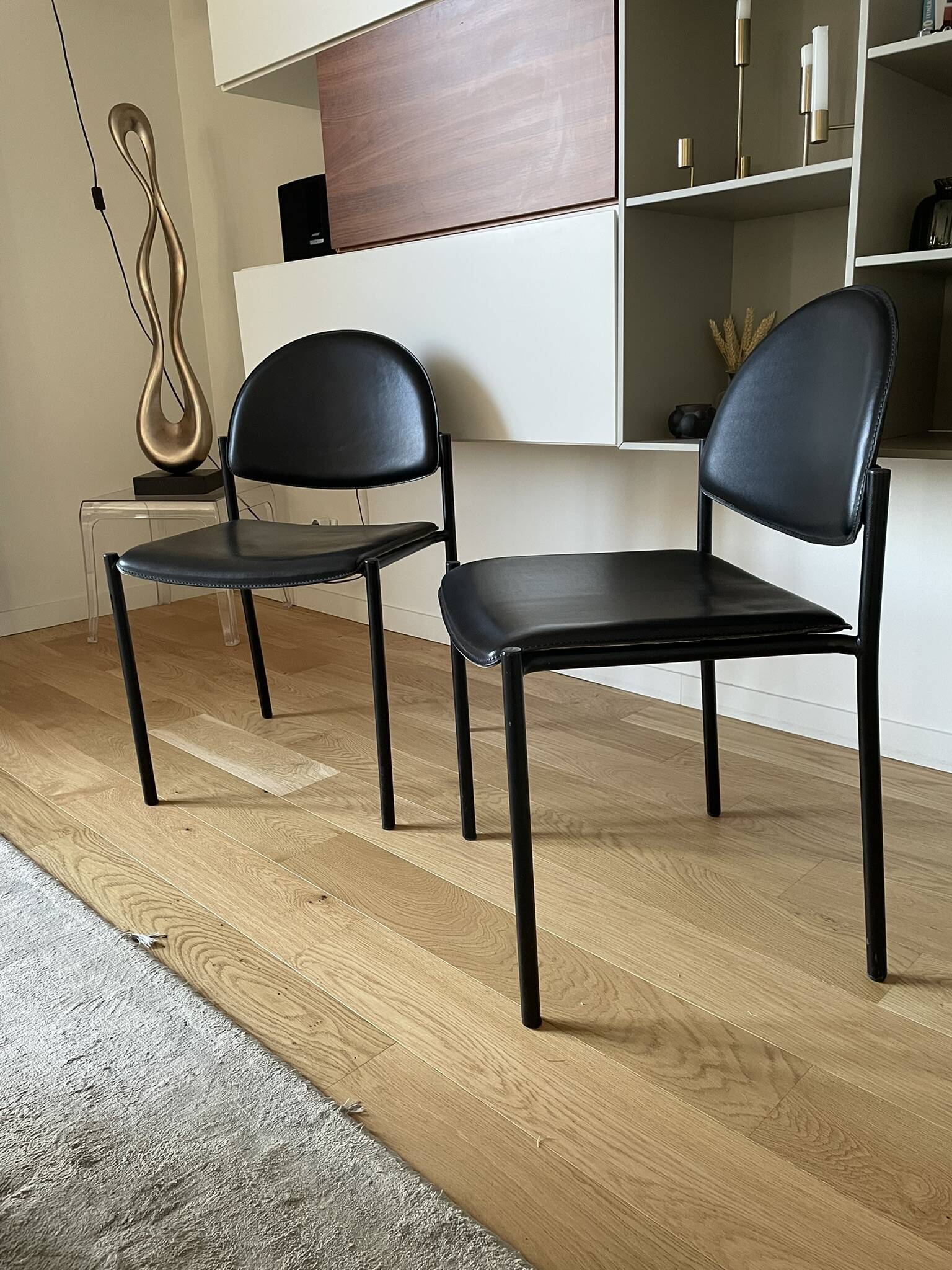 2 chaises en métal et cuir noir dans le goût de Pierre Paulin, Italie