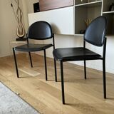 2 chaises en métal et cuir noir dans le goût de Pierre Paulin, Italie