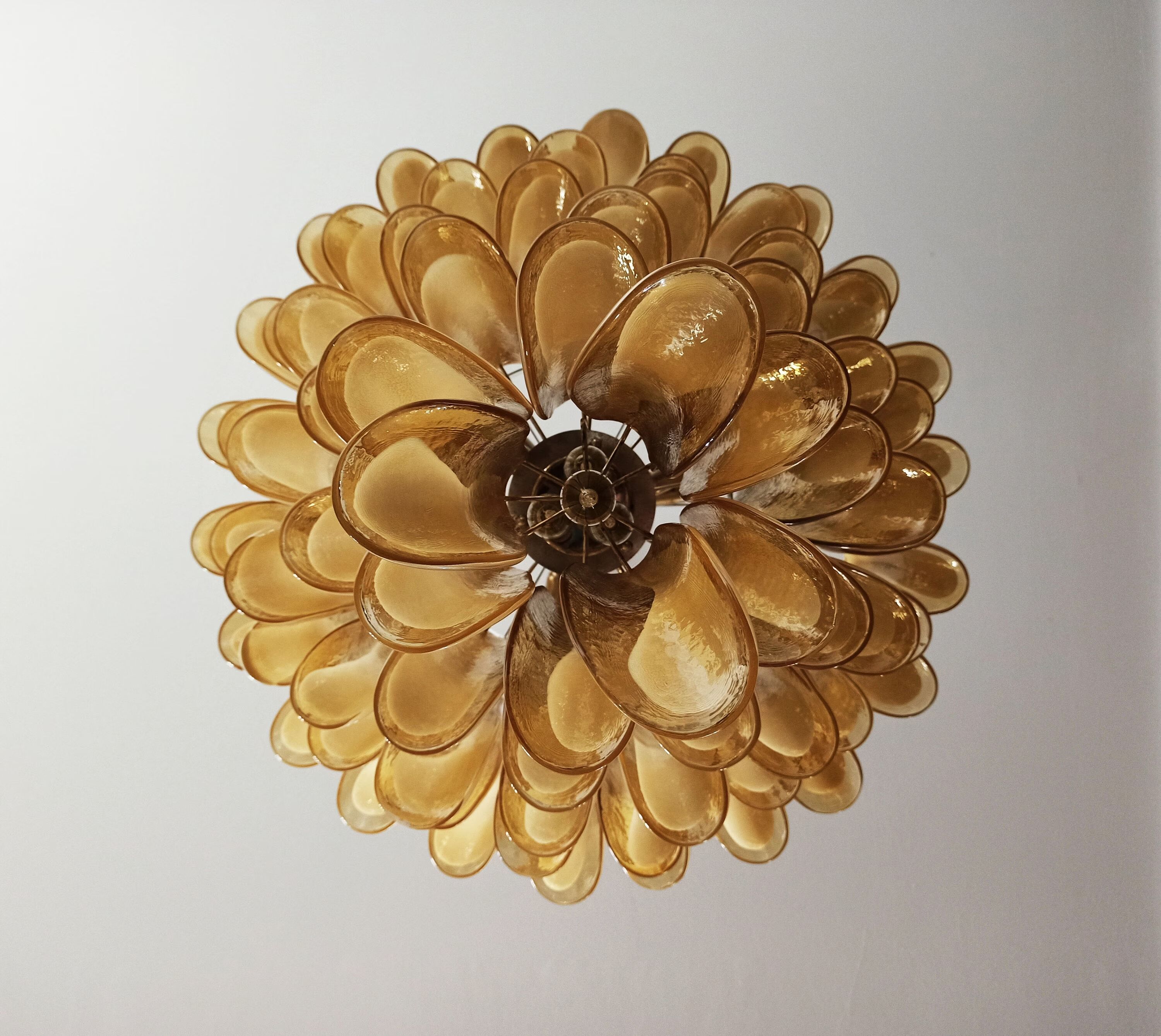 Vintage chandelier 70s italian, 75 petals in murano glass caramel