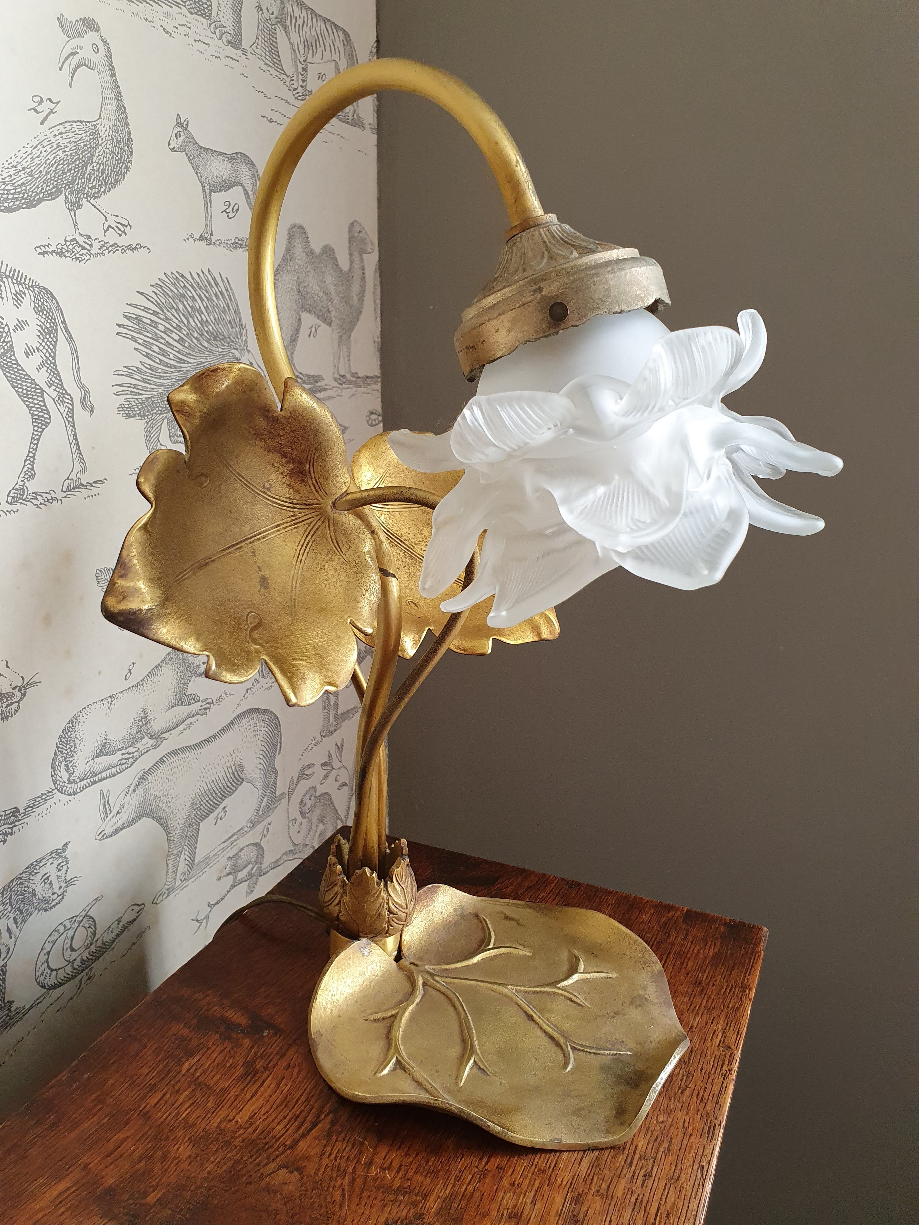 Lampe en laiton doré feuilles et fleur de nénuphar