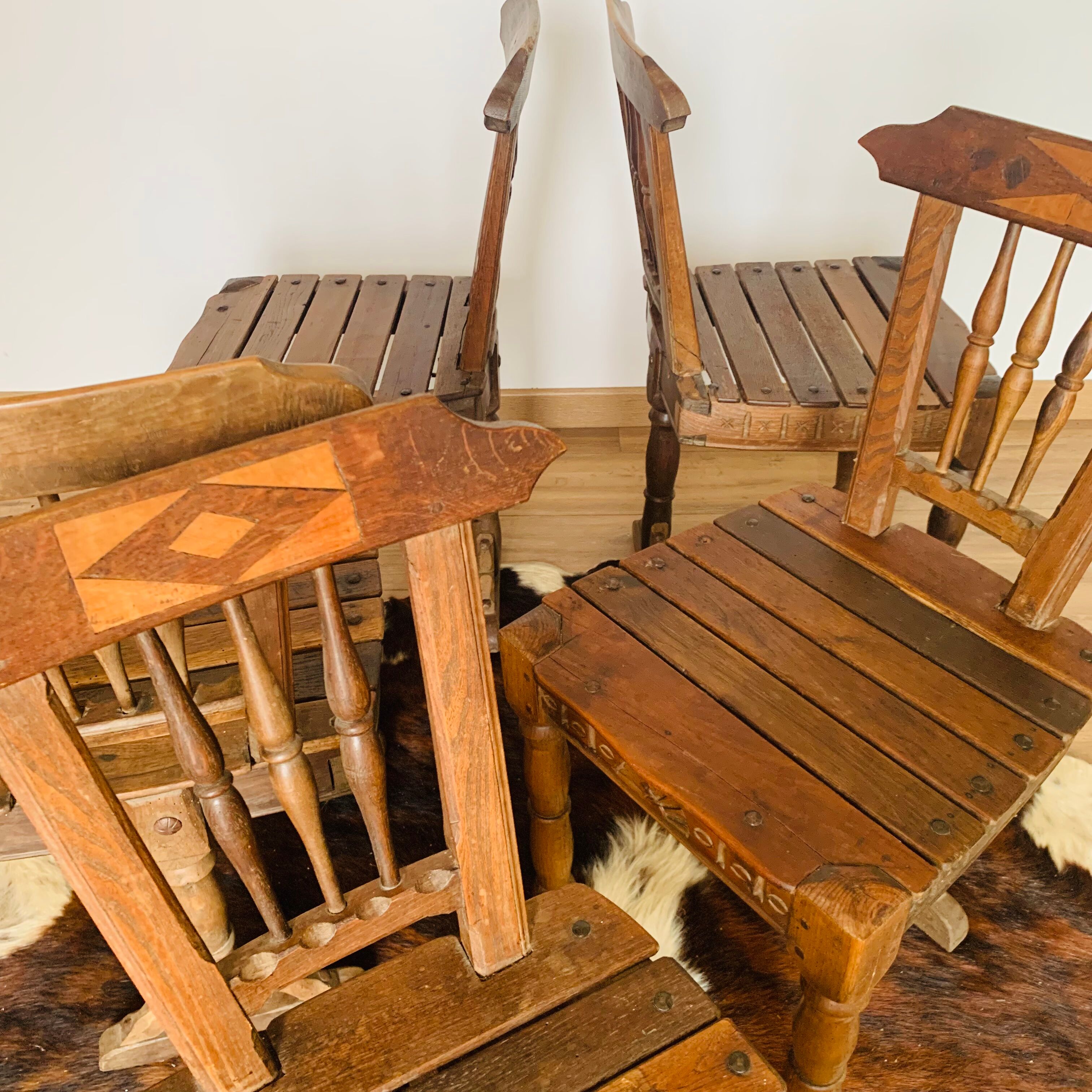 Ensemble de 5 chaises en bois, travail artisanal