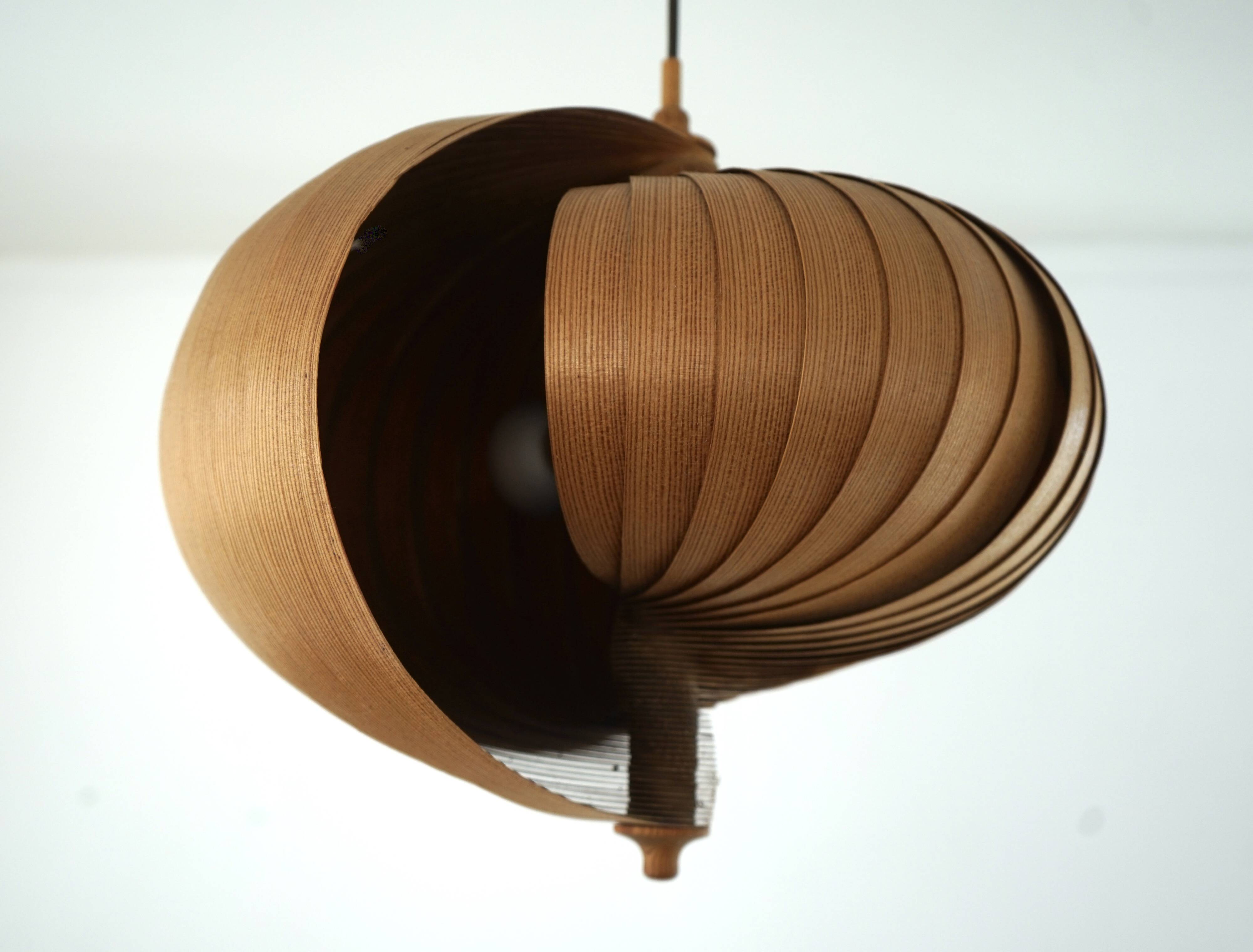 Lampe de plafond Nautilus en bois attribuée à Hans Agne Jakobsson, années 1960.