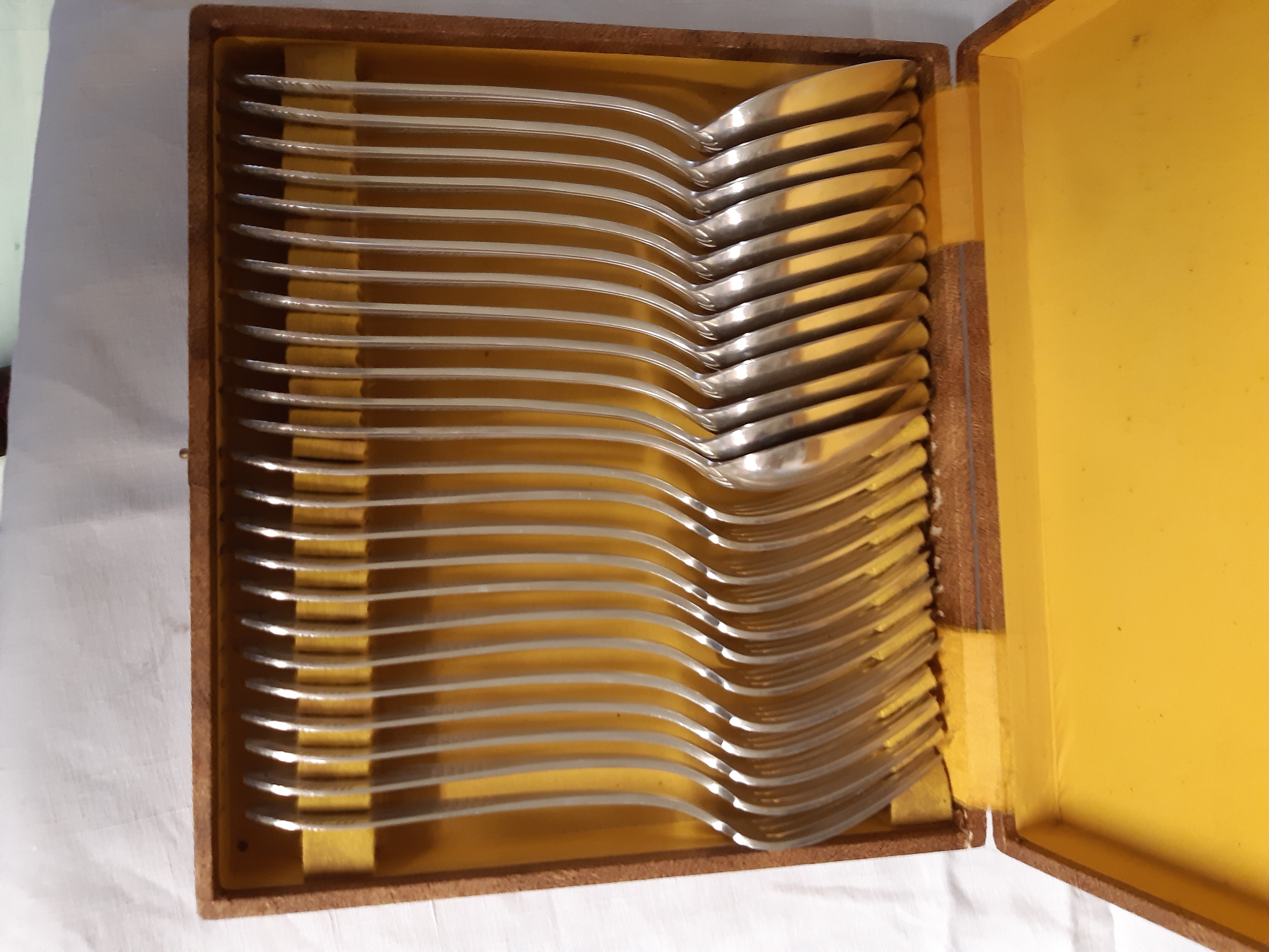 12 cutlery in metal