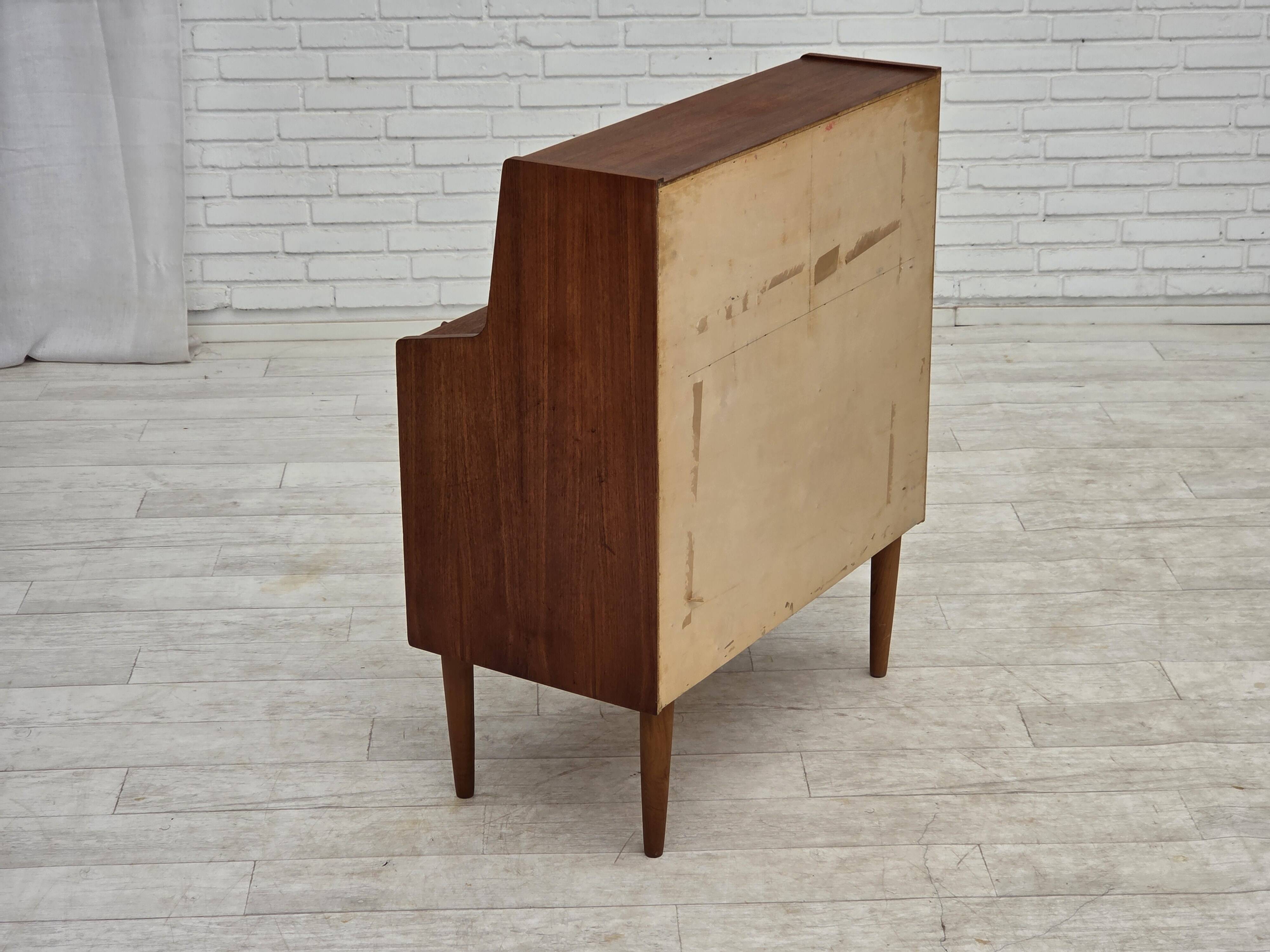 Commode danoise des années 1970 avec un miroir pliant, en bois de teck.