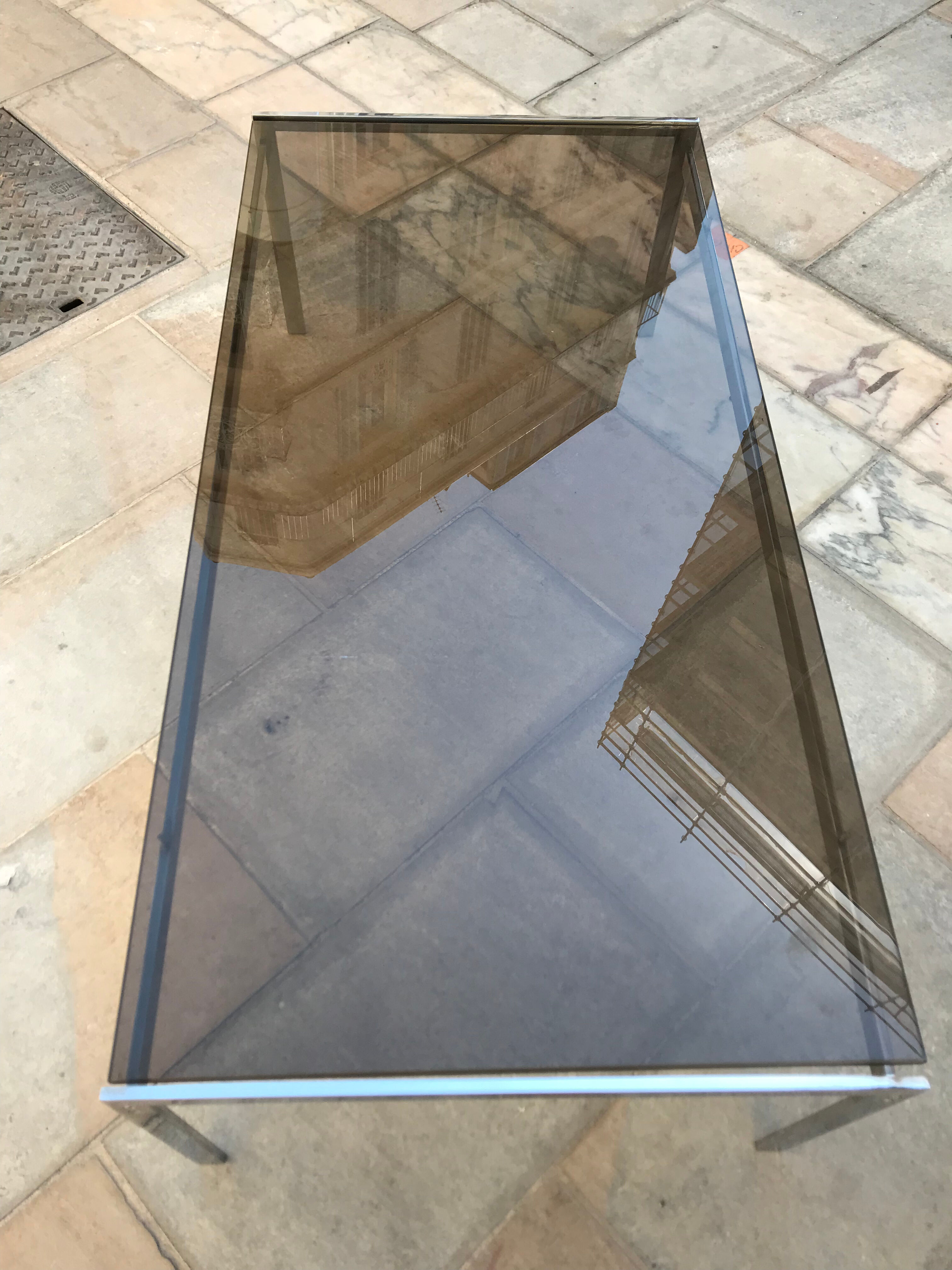 Table basse rectangulaire métal et verre St Gobain bleuté gris 1970