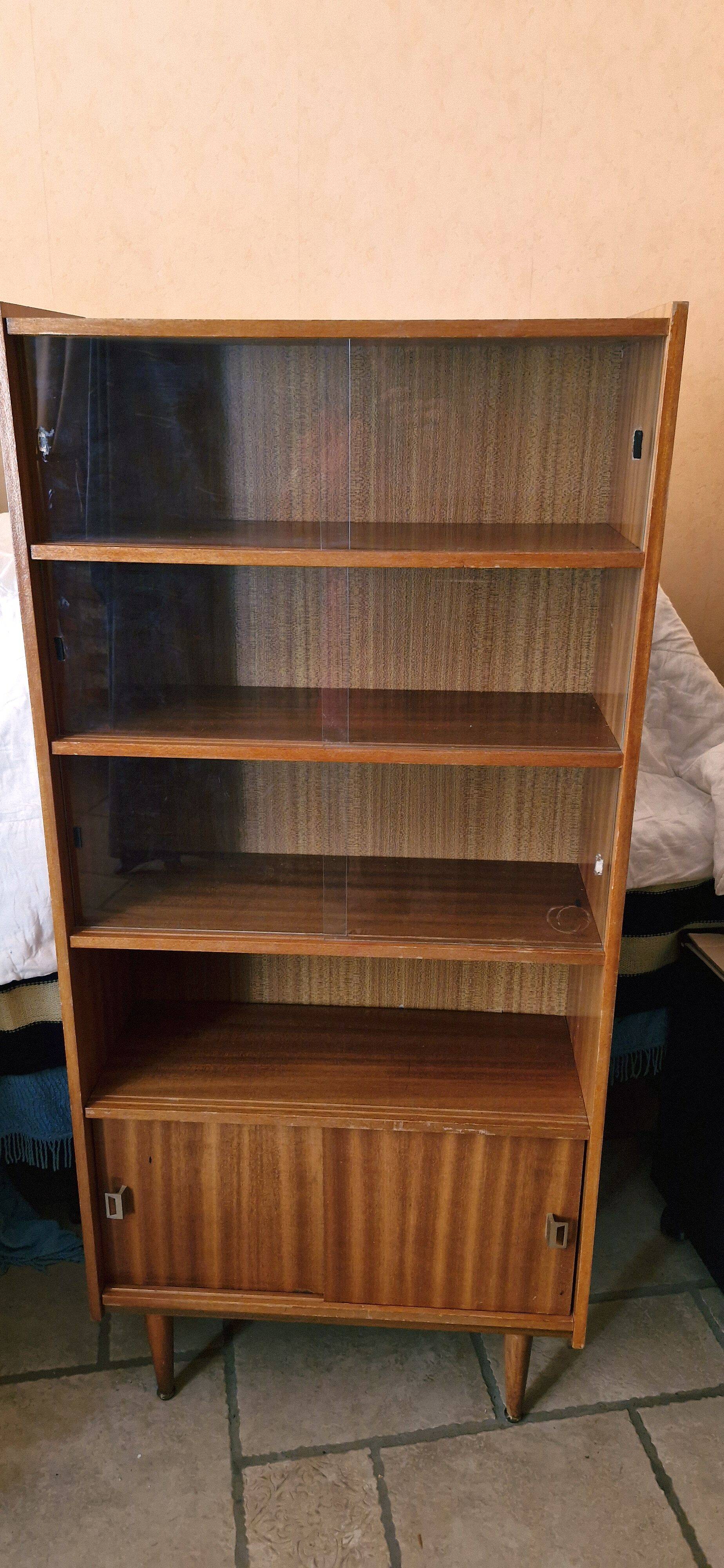 Vintage: Wooden display cabinet with 5 shelves, 4 wooden legs.