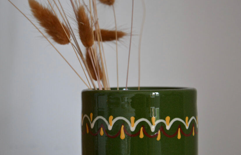 Vase à motifs fleuris vert vintage