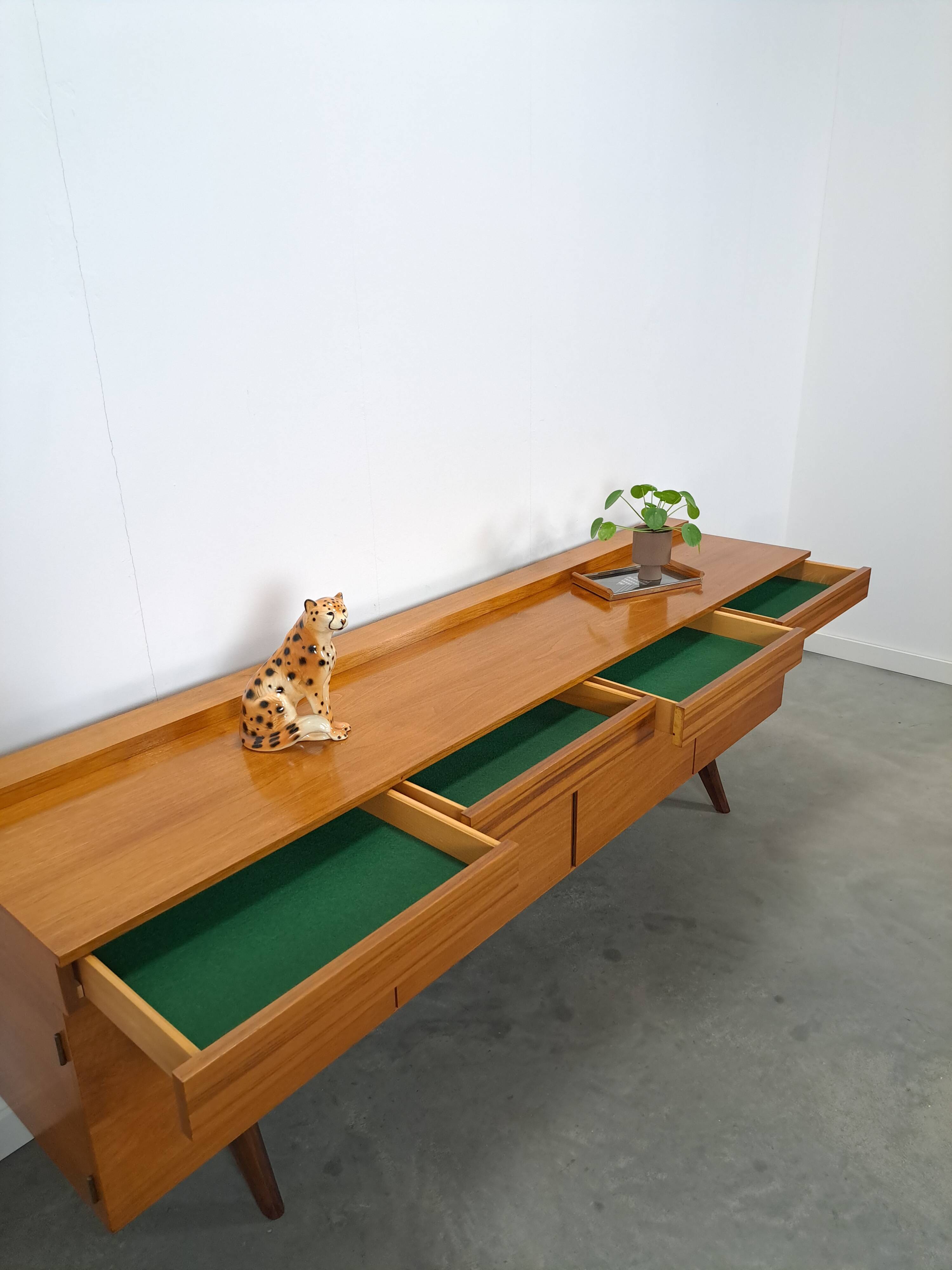 Design Musterring Möbel dressoir met lades en schuine poten