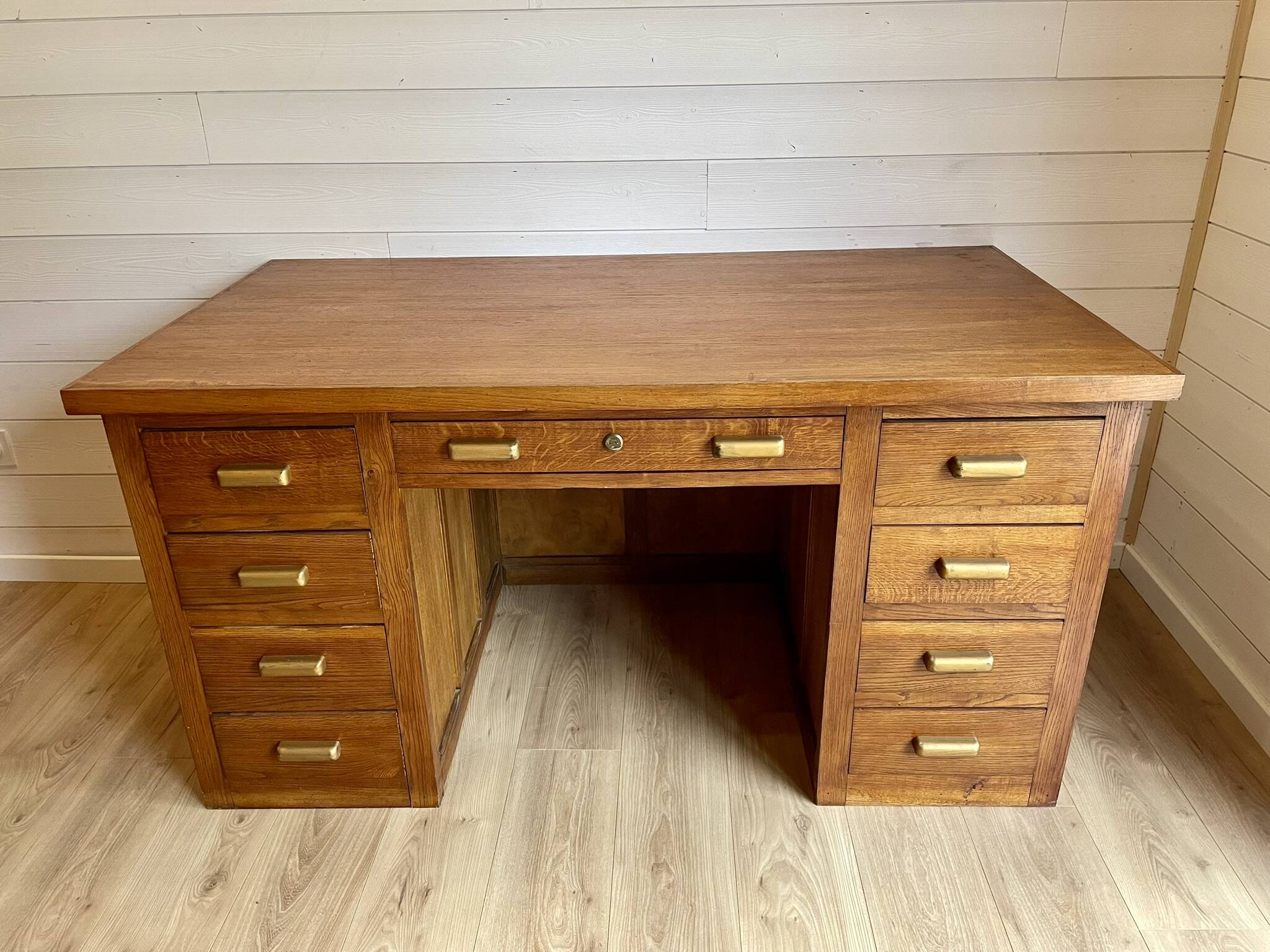 Bureau de ministre vintage double caisson en chêne – Milieu de pièce