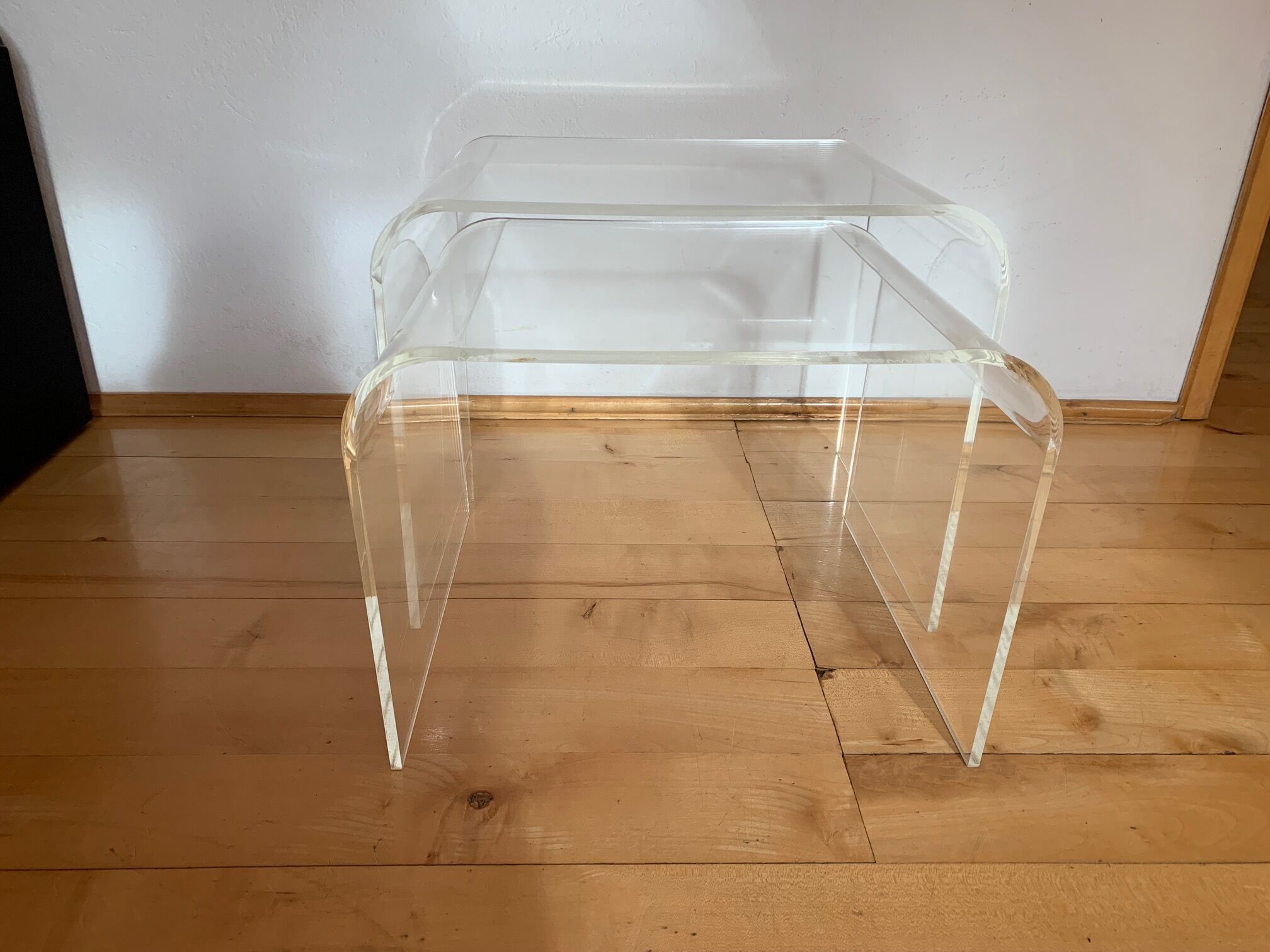 Une paire de tables Lucite des années 1970