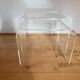 Une paire de tables Lucite des années 1970