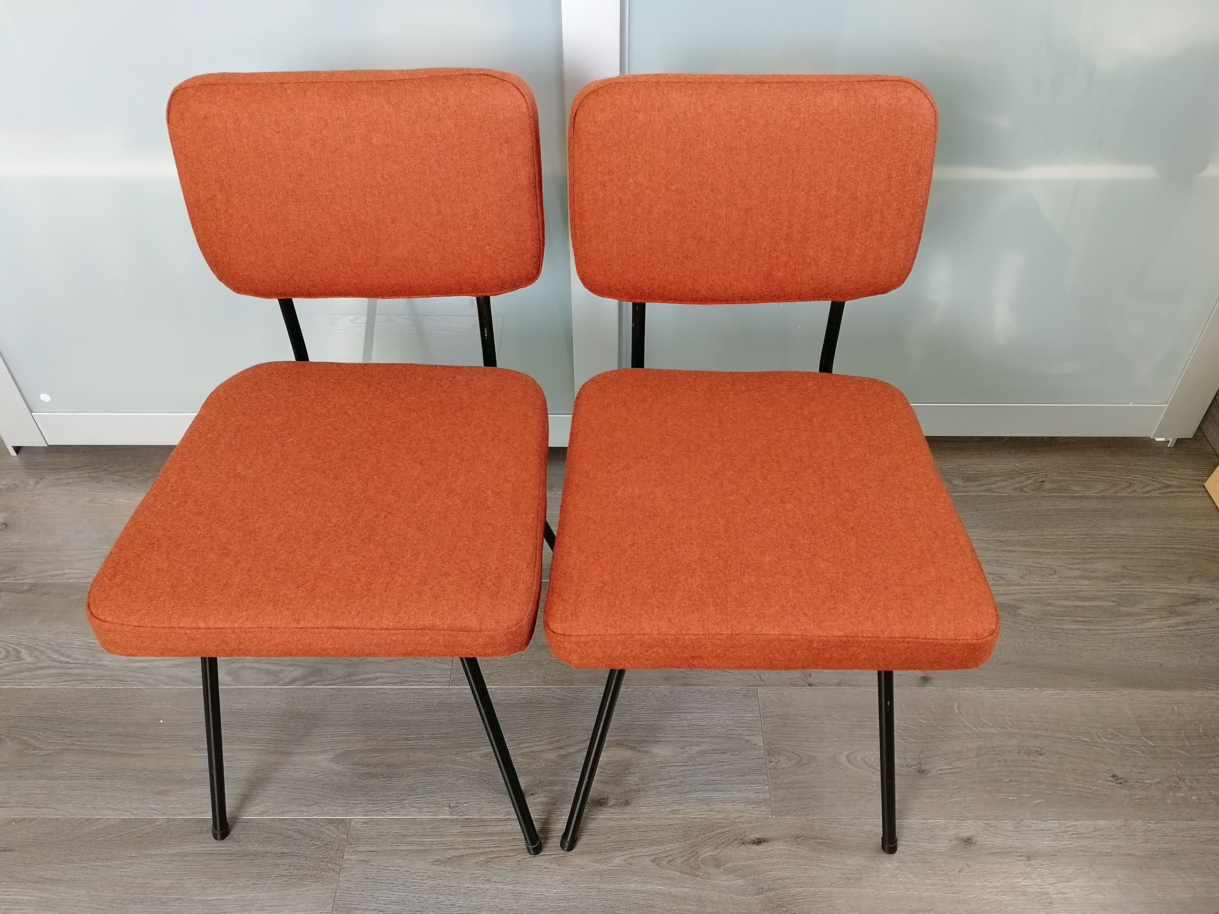 Paire de chaises C57 par Paul Geoffroy édition Airborne