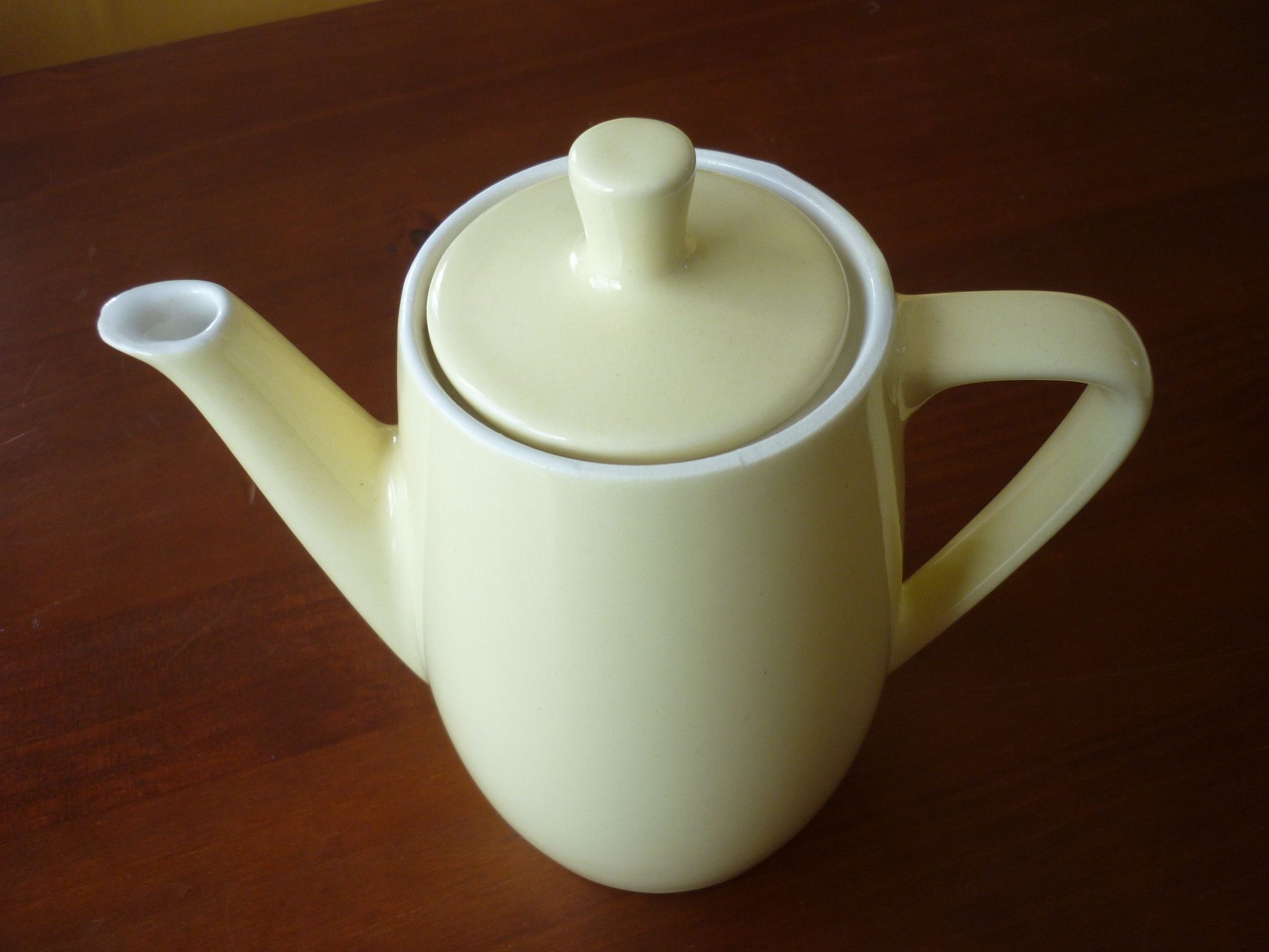 Cafetière jaune en céramique vintage